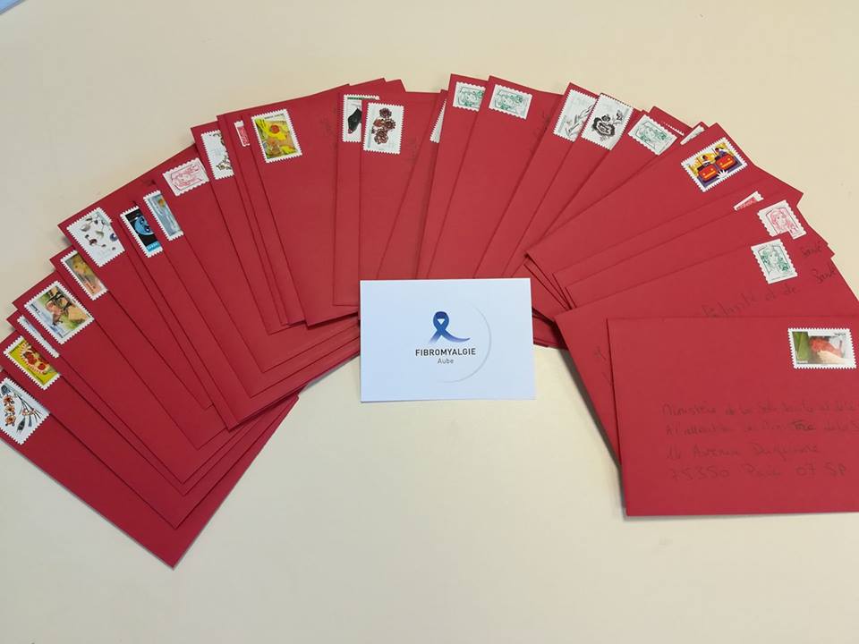 12 mai 2018 : 25ème Journée Mondiale de la Fibromyalgie. Action, information, sensibilisation, avec l'association Fibromyalgie Aube. Envelopes rouges, colère, revendication, ministre, ministère de la santé, pour la reconnaissance de la fibromyalgie.