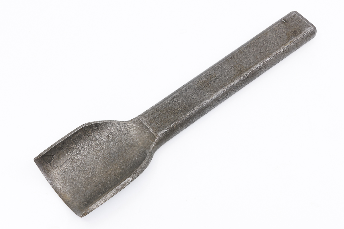 La gouge cintre 120° sans dent larg. 50, tête masse, corps plat à chants ronds, de taille de pierre.