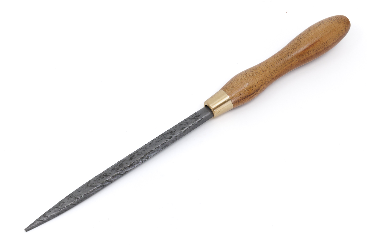 La râpe effilée de modeleur L. 150 mm piqûre no 15 de droitier.