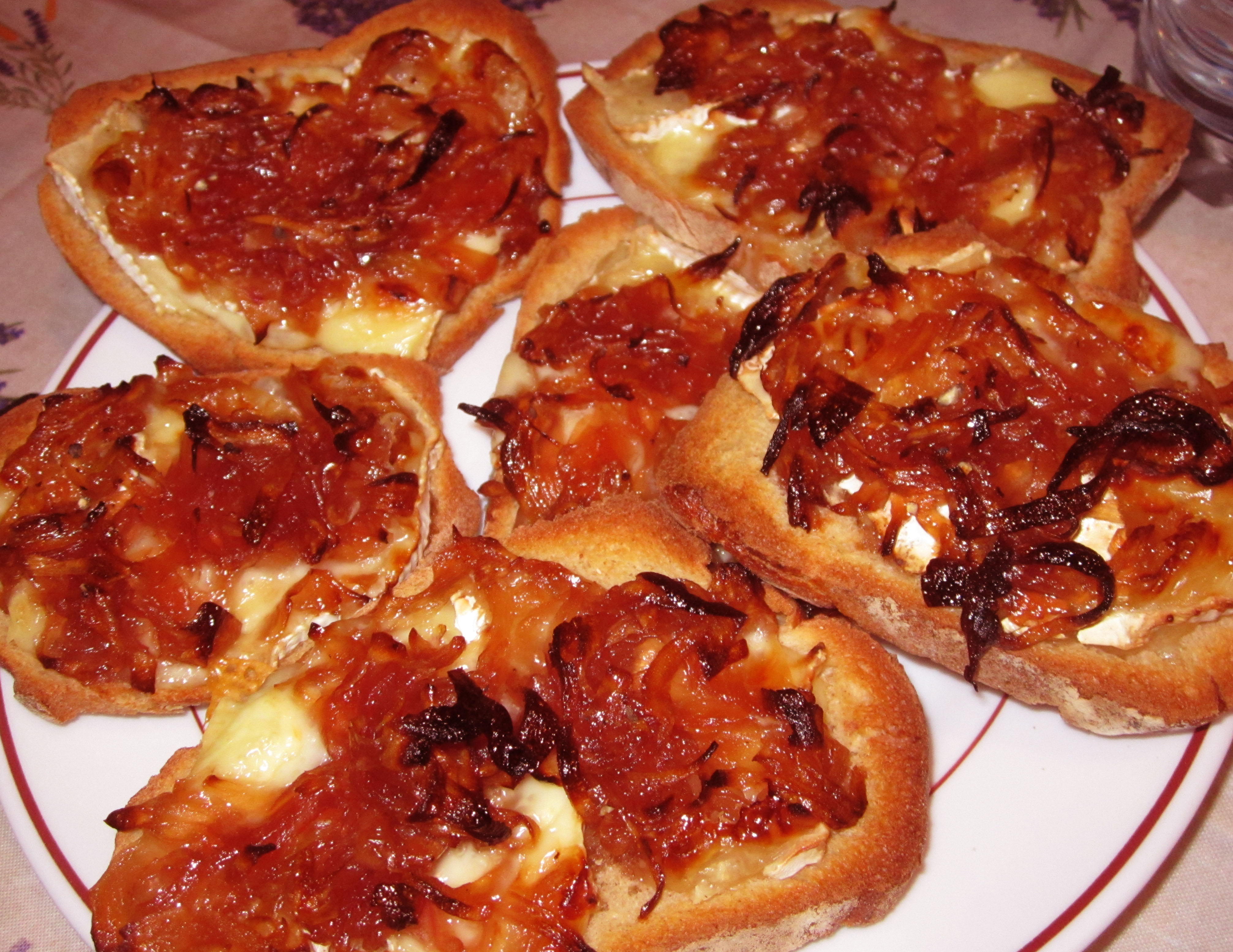 Tartines camembert oignons