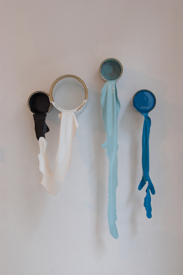 Peaux de peinture sur pots de peinture