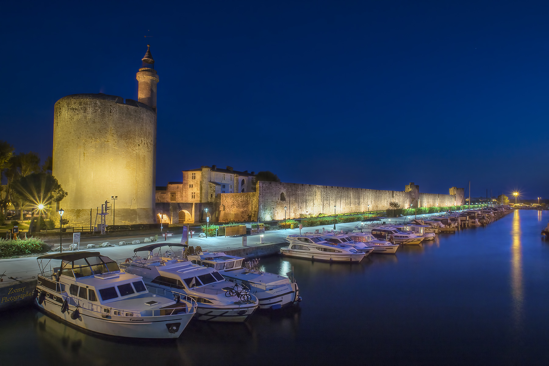 Aigues mortes de nuit zoomy photographe