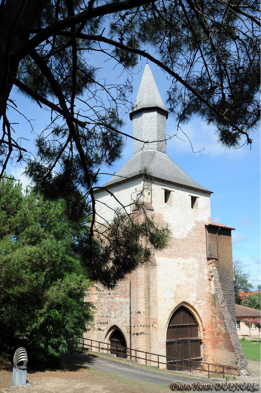 Clocher-porche de l'église Sainte-Marie-de-Mimizan, tant redouté des marins d'antan : " Que Diu nou preserbi dou cant de la Sirne dou coudic de le Balne e dou cluch de Mamizan"