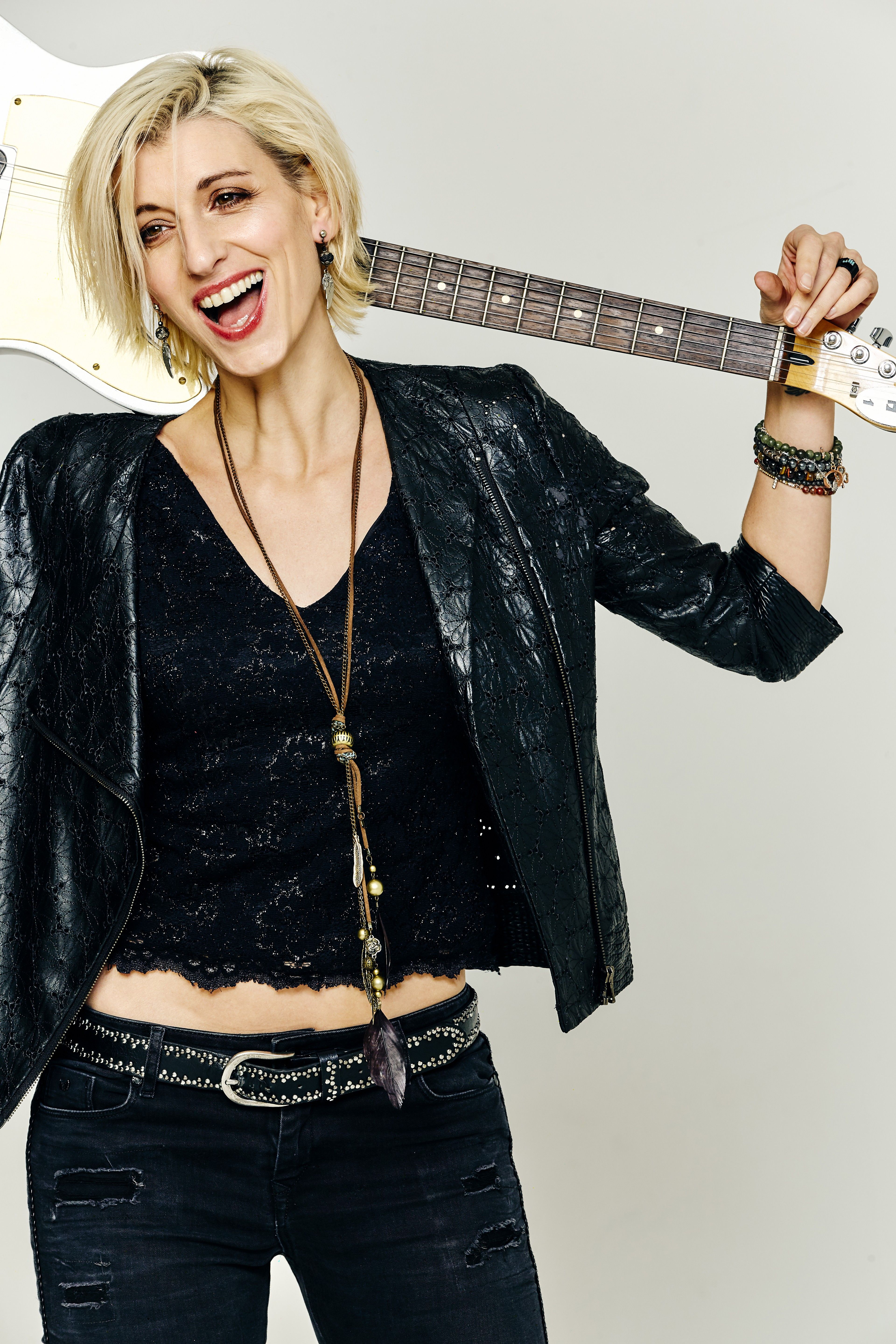 GAELLE-buswel-by-guillaume-malheiro-Web