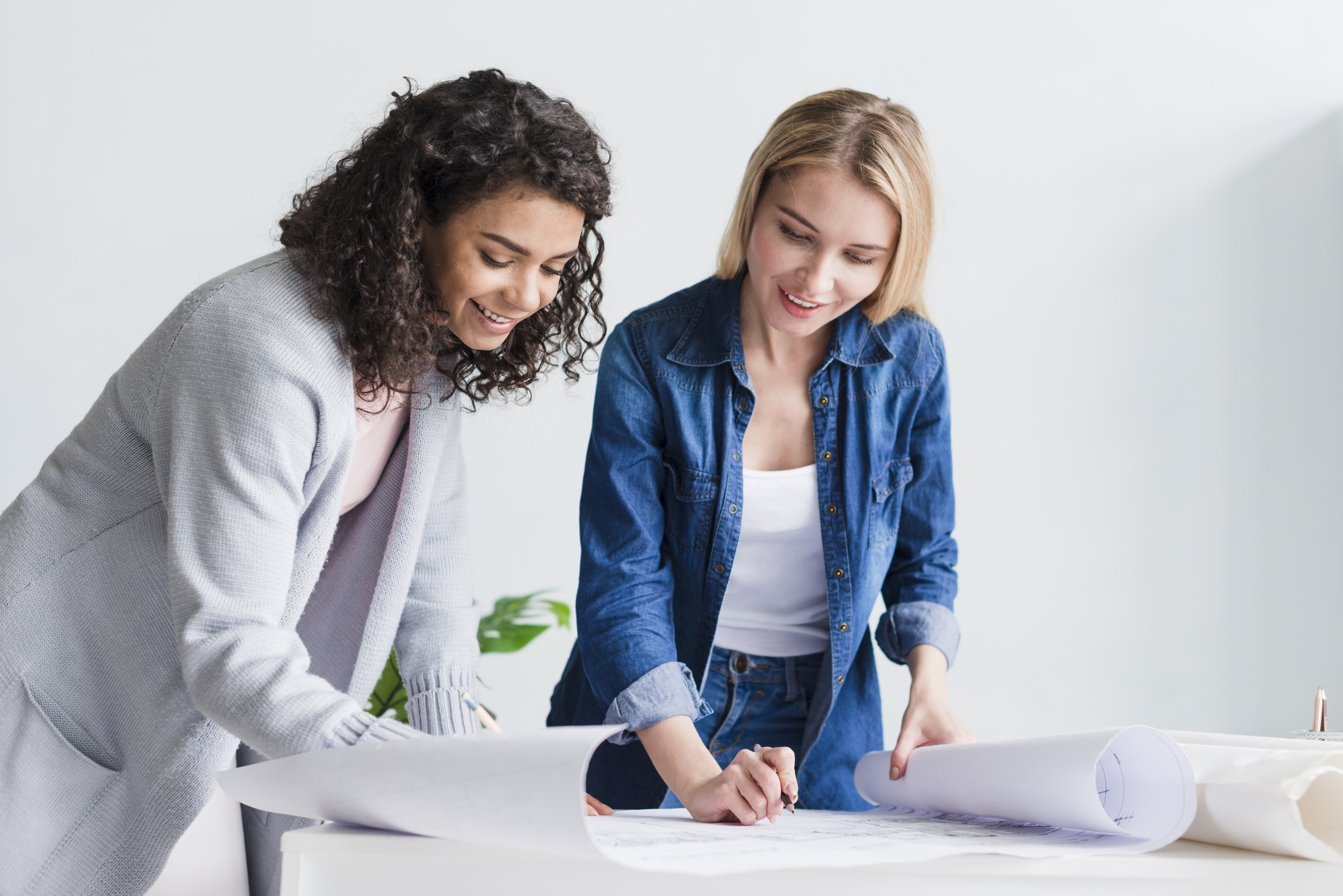 Employes-souriants-multiraciaux-travaillant-papiers-min