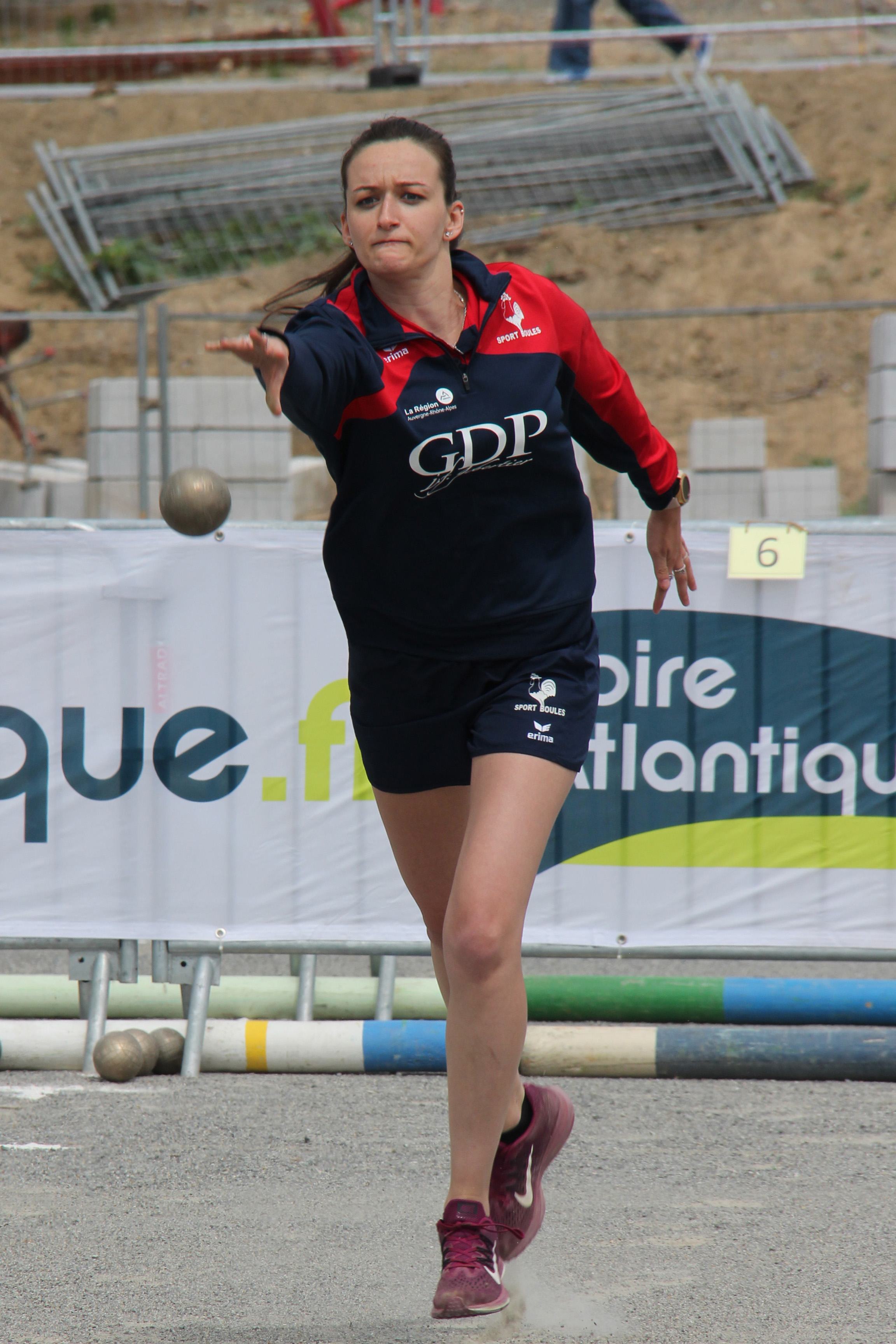 Jennifer-GOMEZ-en-pleine-demonsration-lors-des-12emes-fetes-boulistes-de-La-Baule