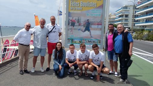 Les-champions-devant-une-affiche-des-12emes-fetes-boulistes-sur-le-remblai-de-La-Baule-3-