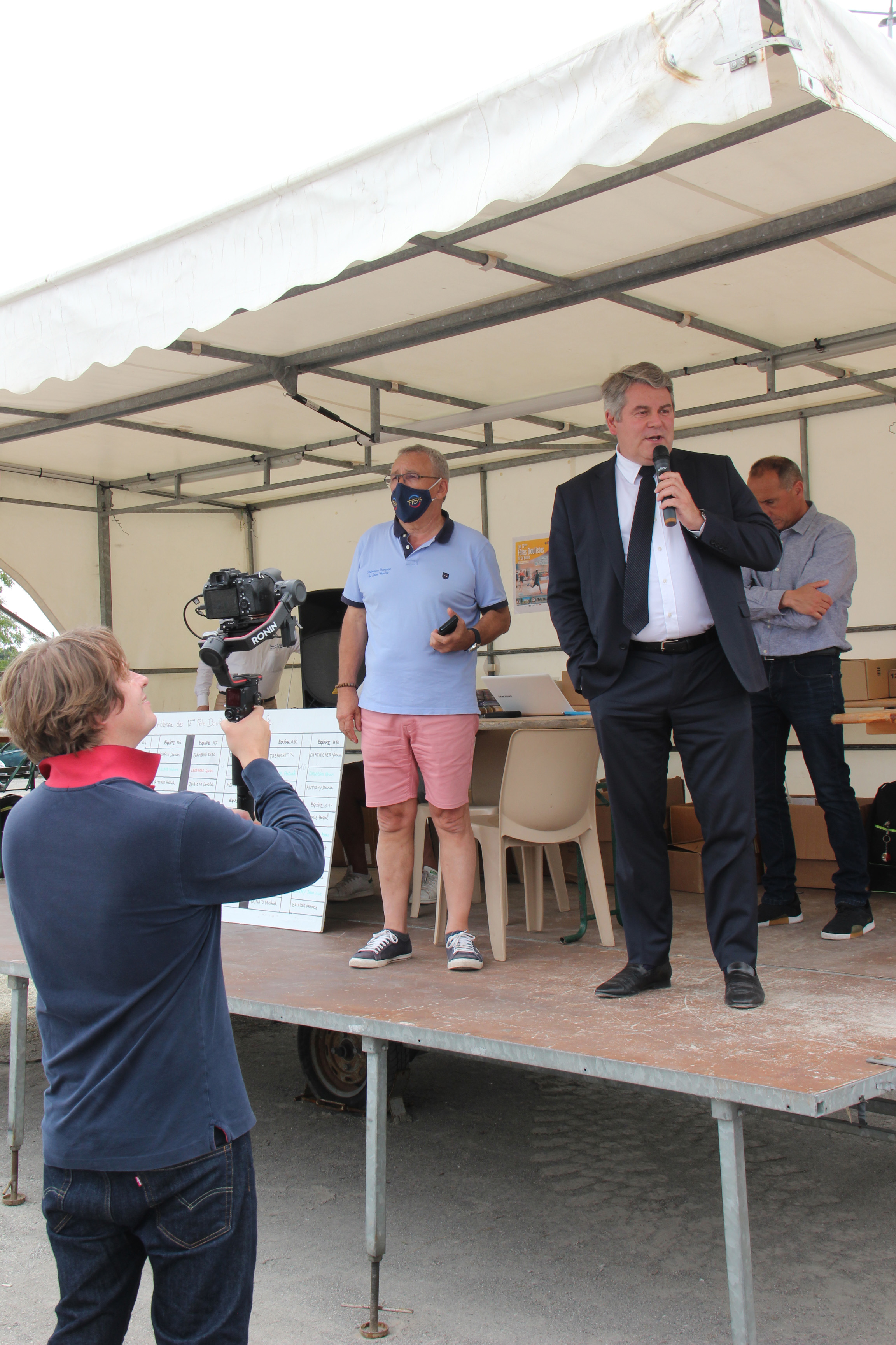 Franck-louvrier-maire-filme-par-la-baule-tv-avant-le-gentleman