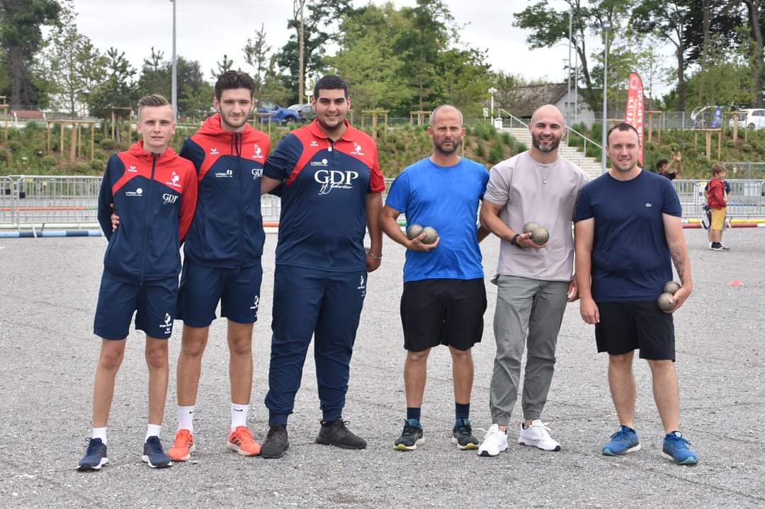 L-equipe-de-france-enzo-gambini-benjamin-sauze-eddy-chemarin-avec-david-papot-champion-du-monde-de-boxe