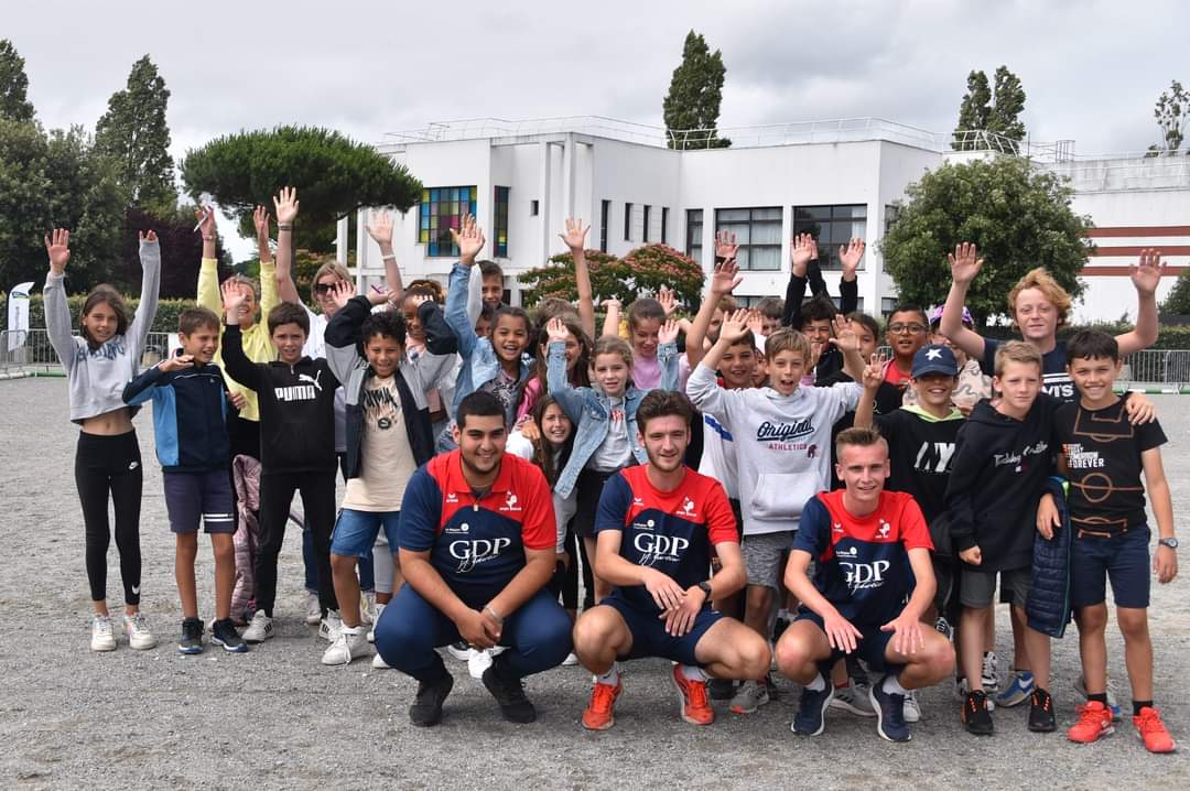 L-equipe-de-France-Enzo-GAMBINI-Benjamin-SAUZE-Eddy-CHEMARIN-avec-tous-les-participants-a-la-rencontre-inter-ecoles