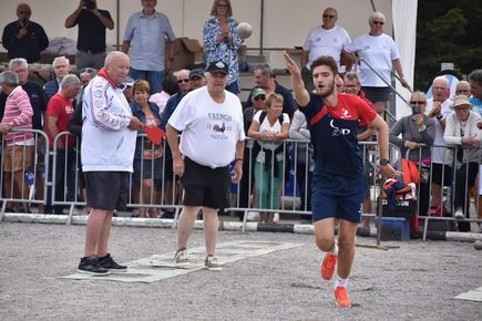Enzo-GAMBINI-champion-du-monde-de-tir-en-relais-en-demonstration-lors-des-13emes-fetes-boulistes