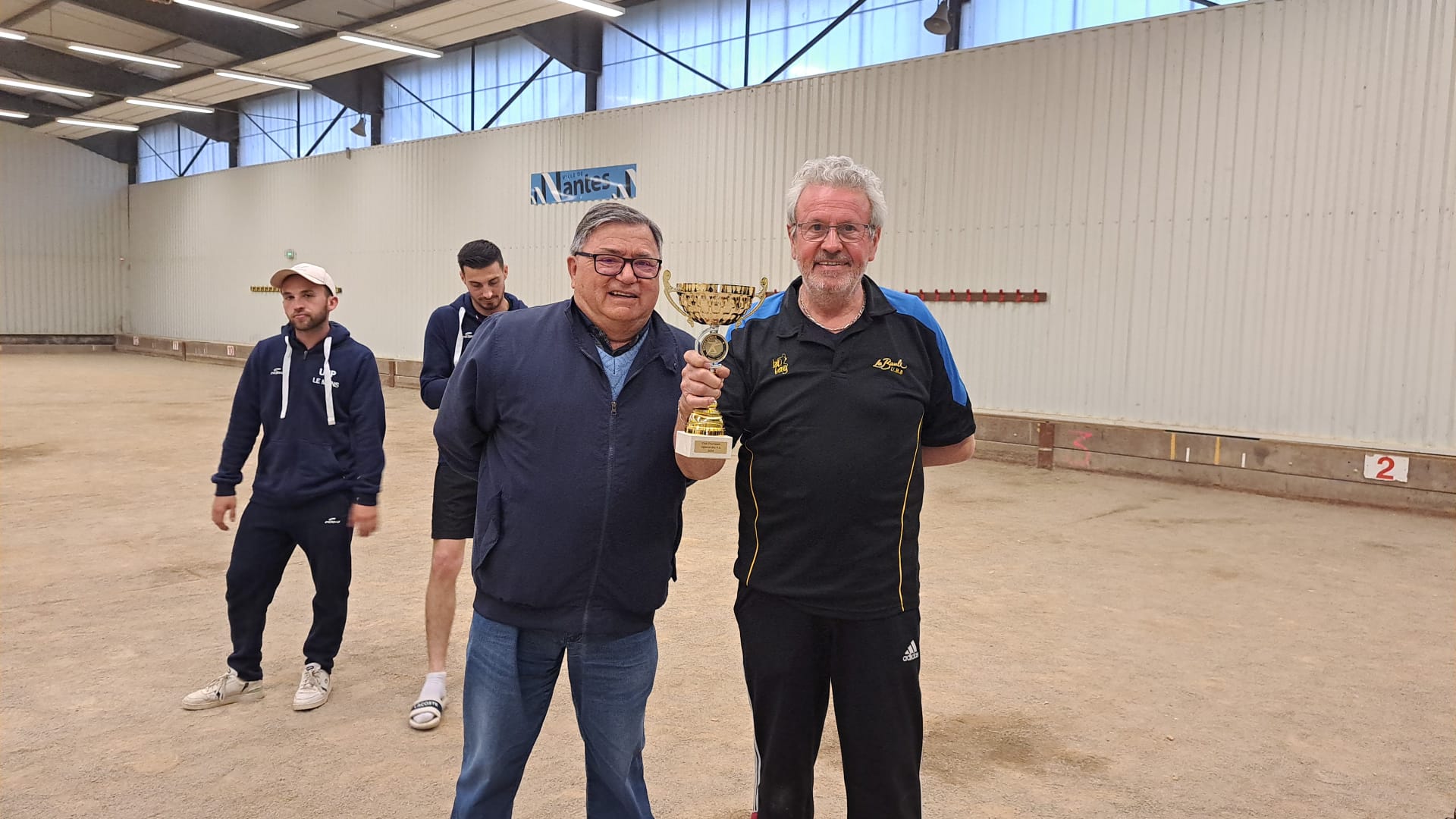 remise de la coupe par le président de la ligue Serge OLIVIER