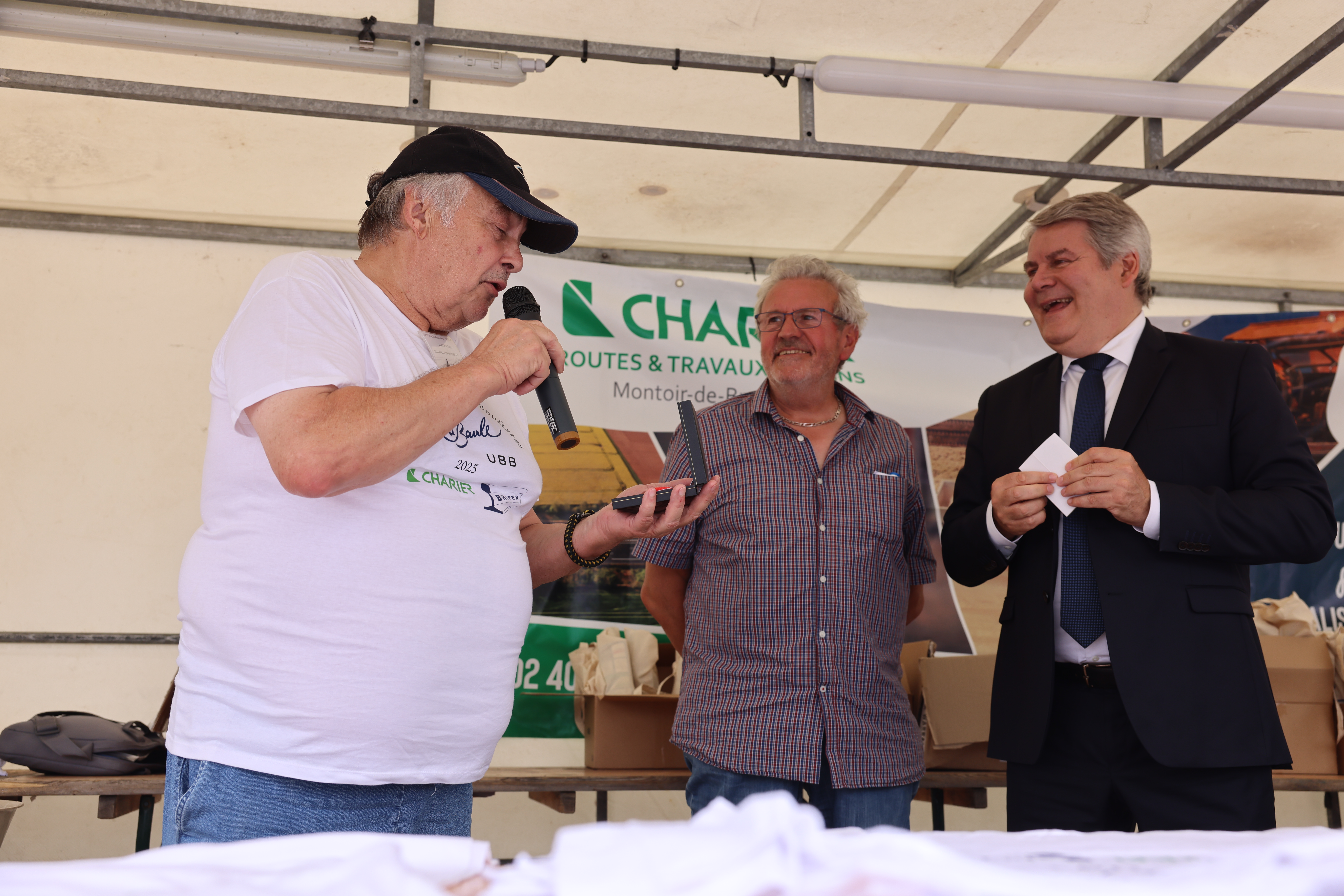 Roger-JARRIGE-decore-par-Franck-LOUVRIER-present-aux-16emes-fetes-boulistes-de-LA-BAULE-le-27-juin-2025-2-