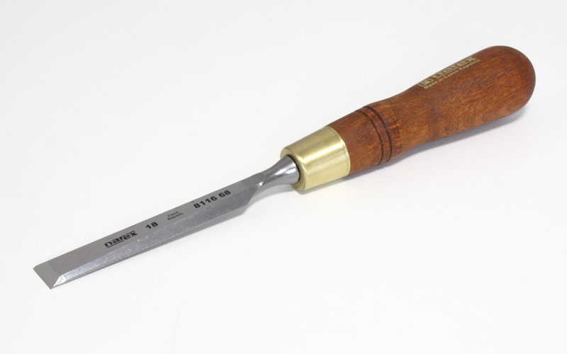 Le ciseau droit chanfreiné Narex gamme Premium largeur 18 mm.