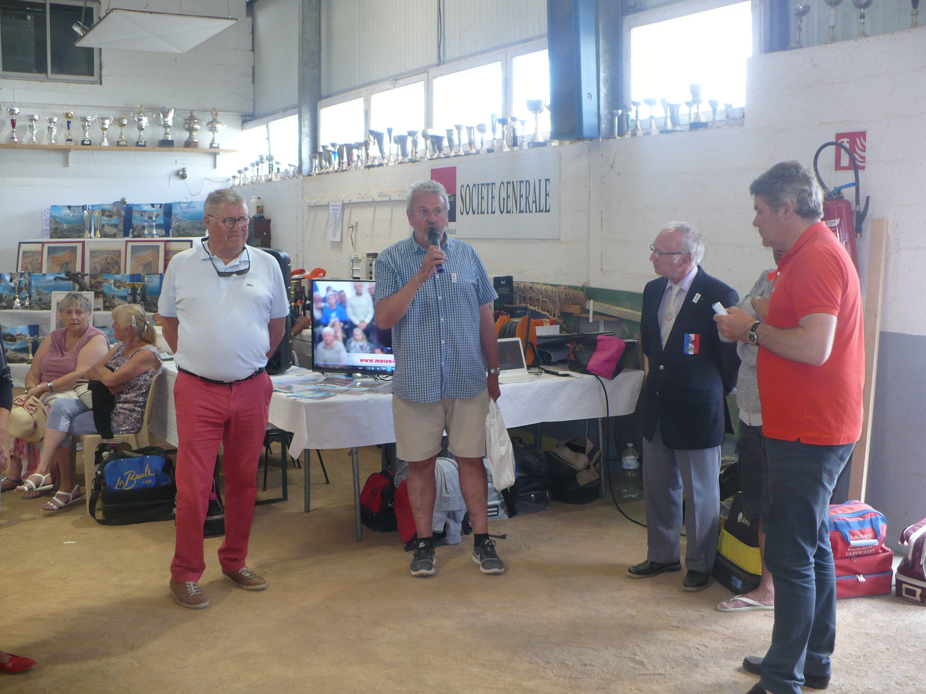 Le president de l U B B au micro avant l aperif d honneur des 9emes fetes boullistes de La Baule en presence d elus baulois