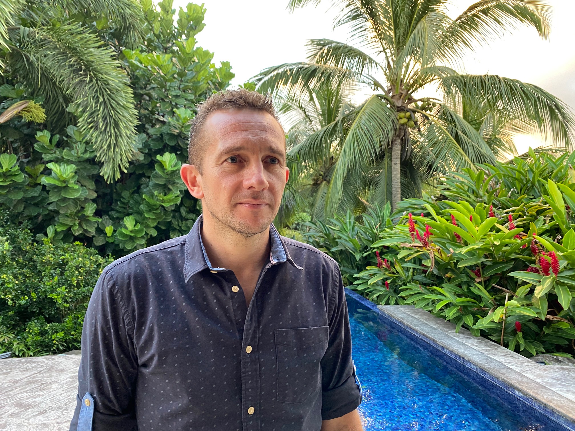 Mikaël Dufour, expert passionné par les piscines d’exception et les aménagements paysagers personnalisés.