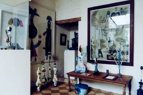 Tentoonstelling van kunstwerken van de hedendaagse abstracte kunstenaar André Vereecken in zijn privé-galerie.