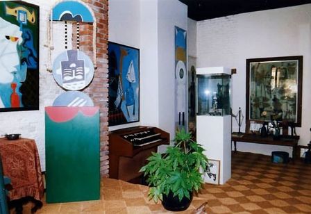 Tableaux de l'artiste abstrait André Vereecken dans sa galerie privée à Sint-Niklaas.

