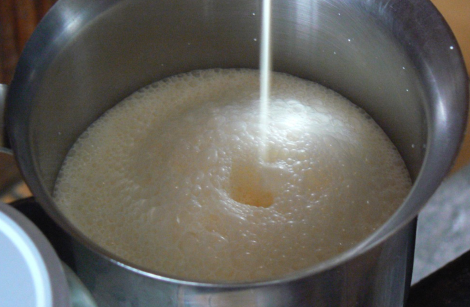 Découverte des produits laitiers, la transformation du lait, activité de la Ferme pédagogique d'escures, normandie, calvados