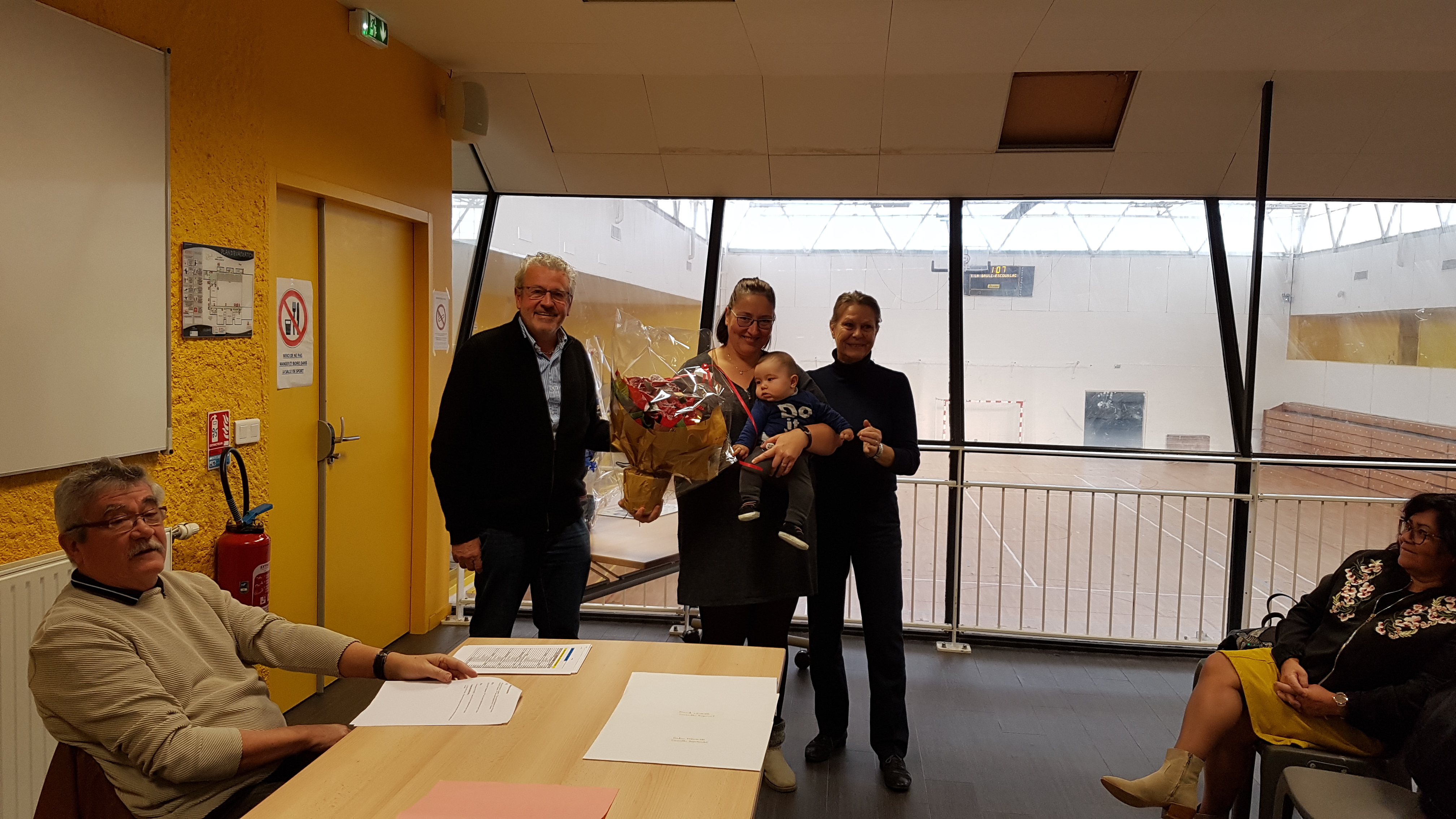 Anne Marie designee benevole de l annee 2019 par l U B B ici avec son fils Baptiste 