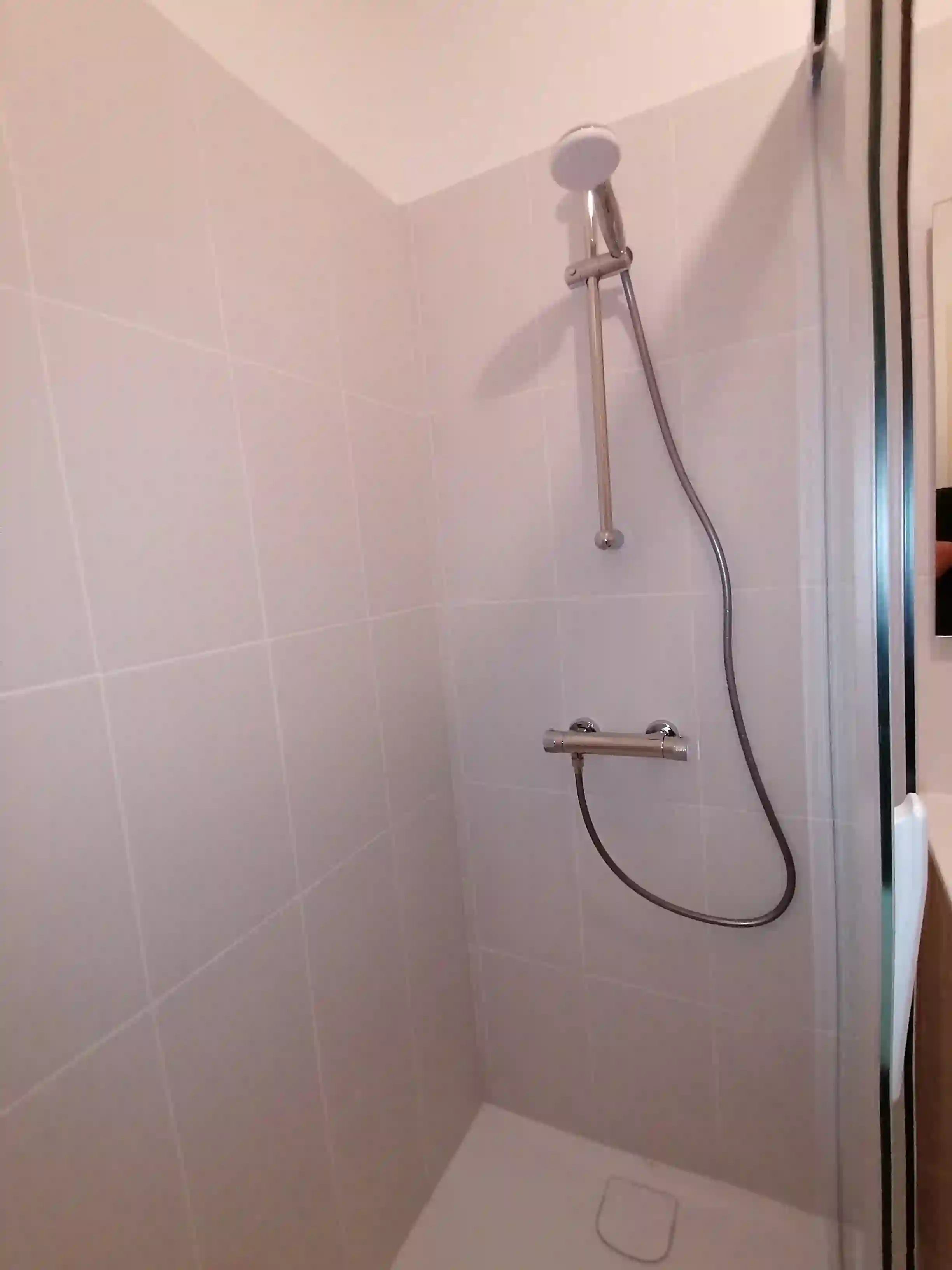 Installation d une douche a la place d une baignoire a vertou