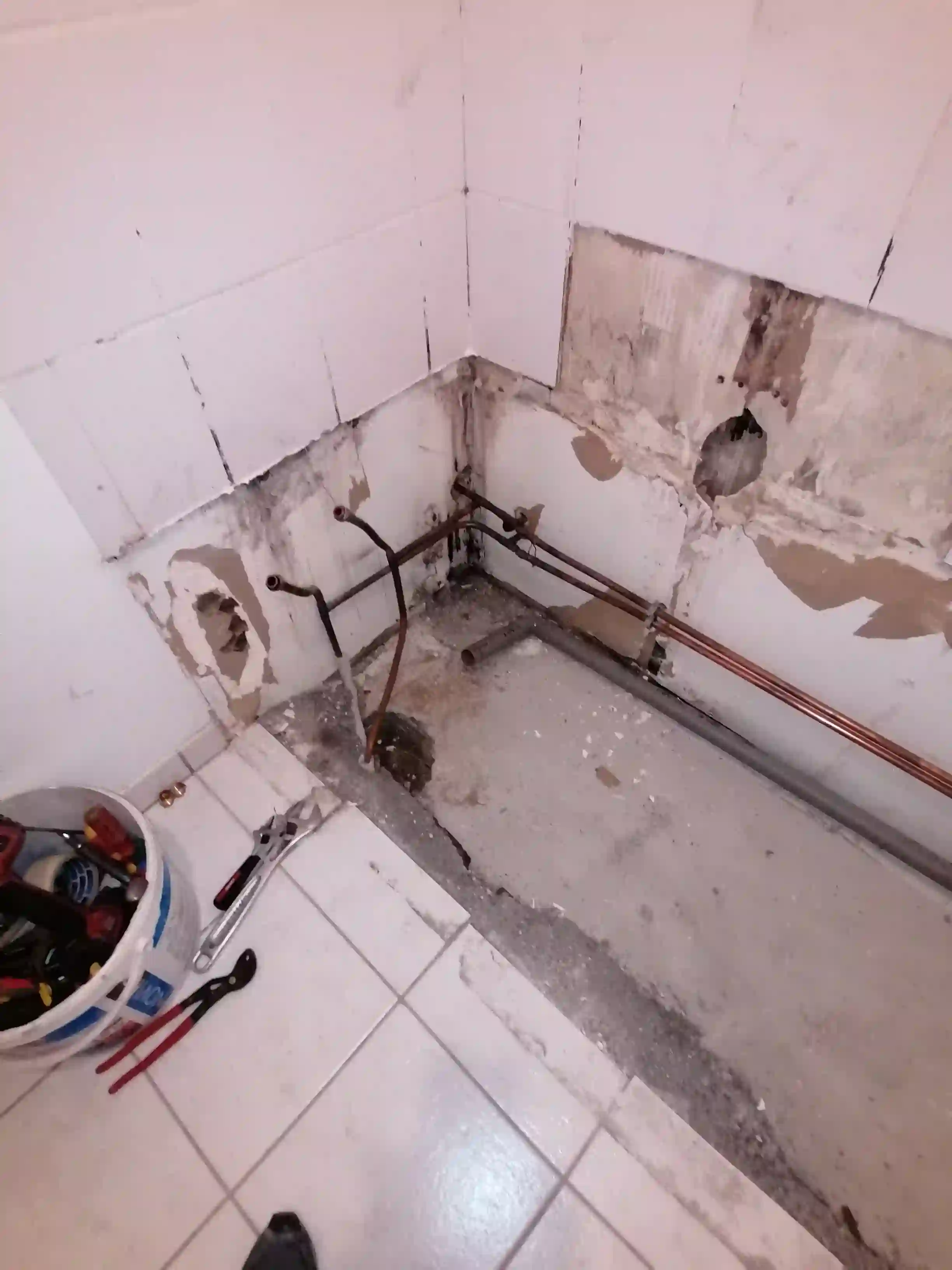 5 photo avant modification plomberie evacuations pour installation douche et meuble vasque a vertou