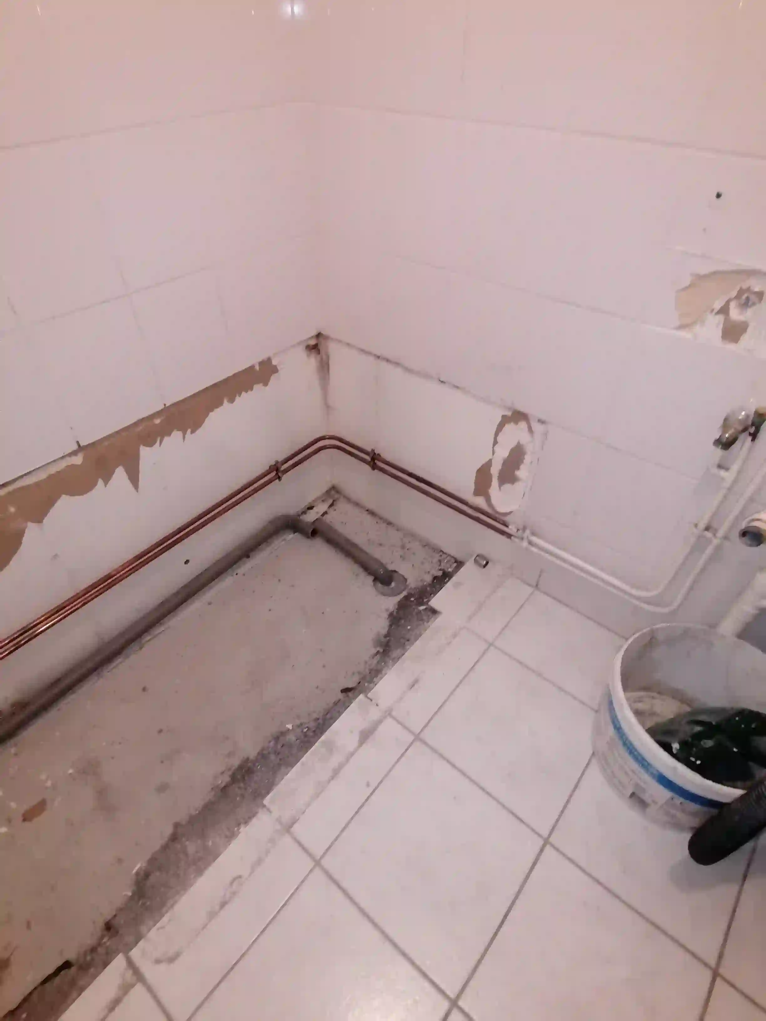 5 photo avant installation plomberie evacuations pour mise en place douche et meuble vasque a vertou