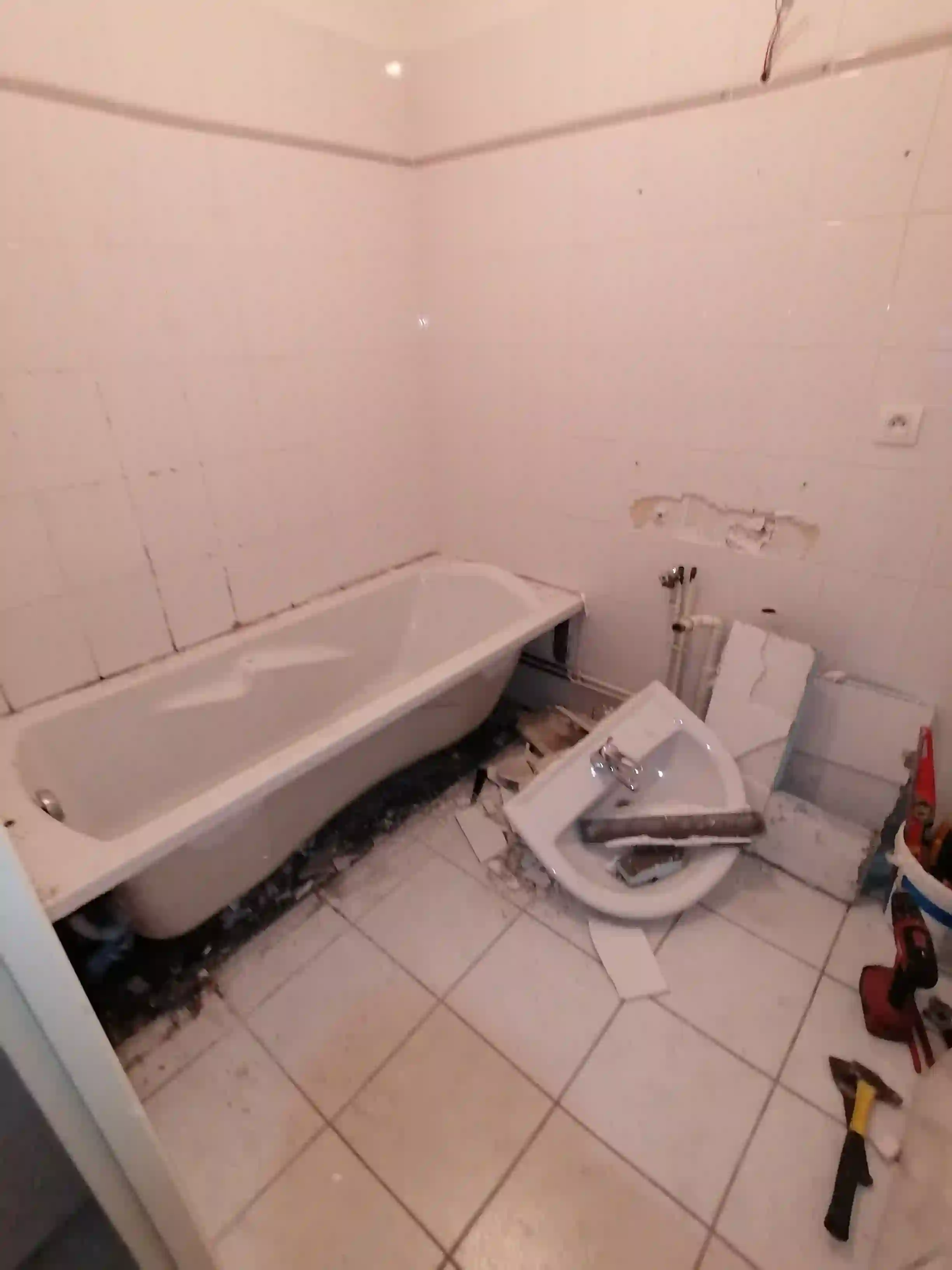 3 photo pandant depose des elements sanitaire existant pare baignoire baignoire et lavabo a vertou