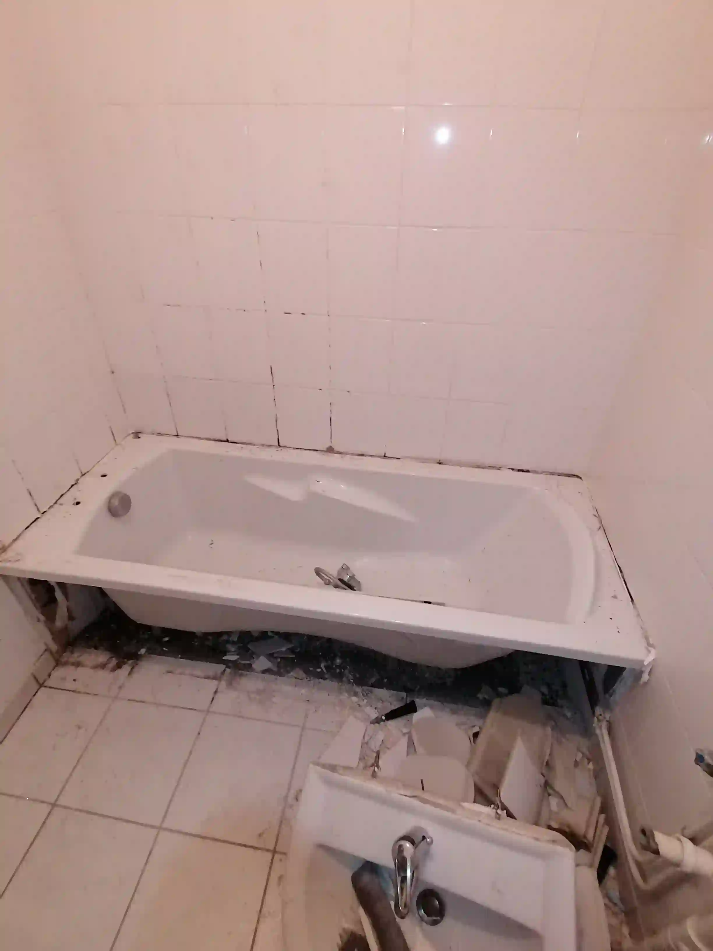3 demontage des elements sanitaire existant pare baignoire ensemble baignoire et lavabo a vertou