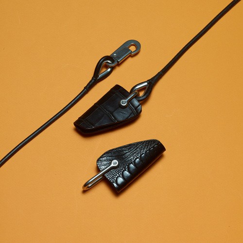 Porte-clés en cuir crocodile et serpent noir Les Brutalistes 