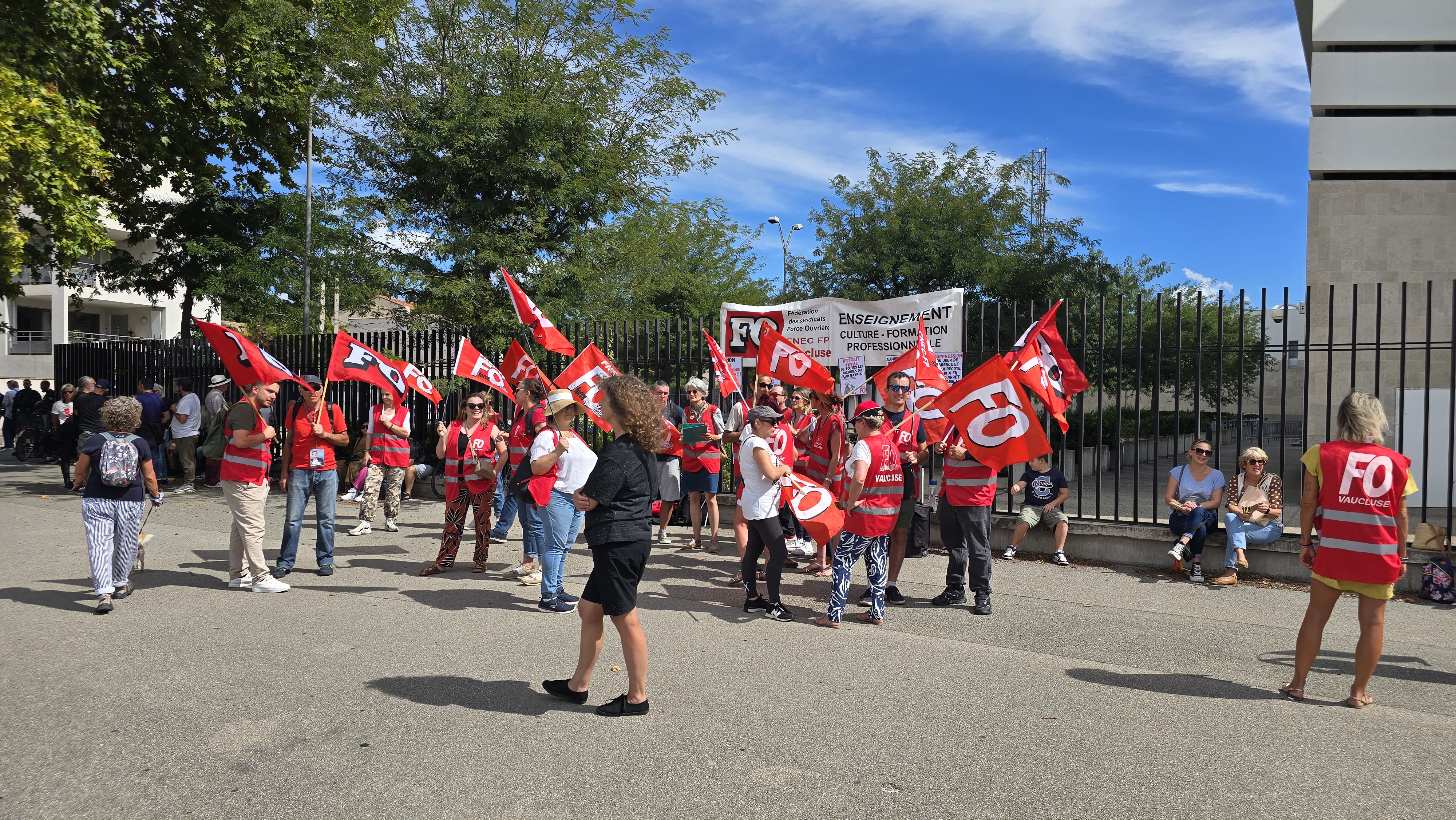 Rassemblement des enseignants devant la Préfecture