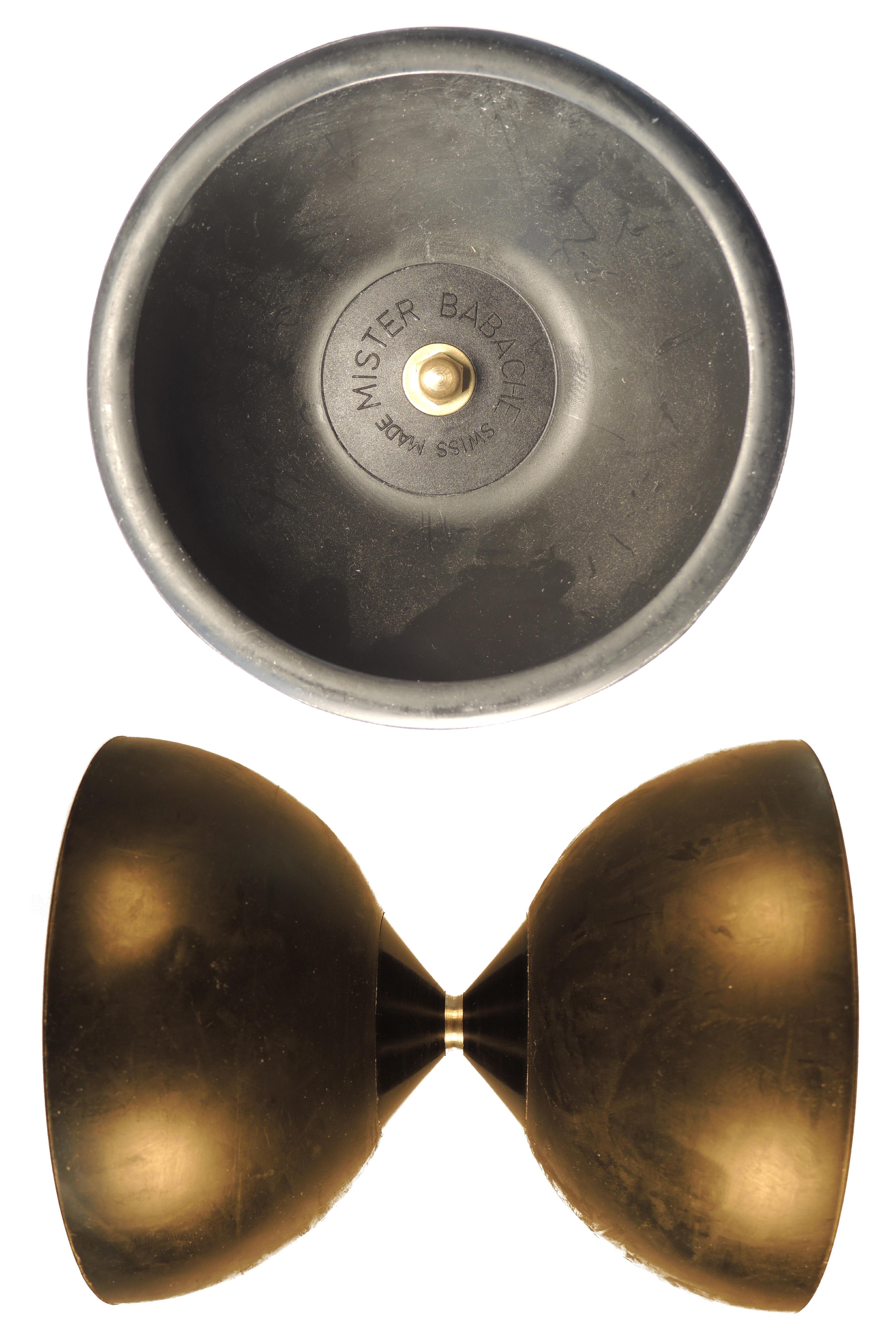 Nom: Jumbo
Date: 1988
Matière et couleur: caoutchouc noir
Longueur (mm): 152
Diamètre (mm): 129
Inscription: Mister Babache Swiss made
Description : premier diabolo de grosse taille, premier deux diabolos...