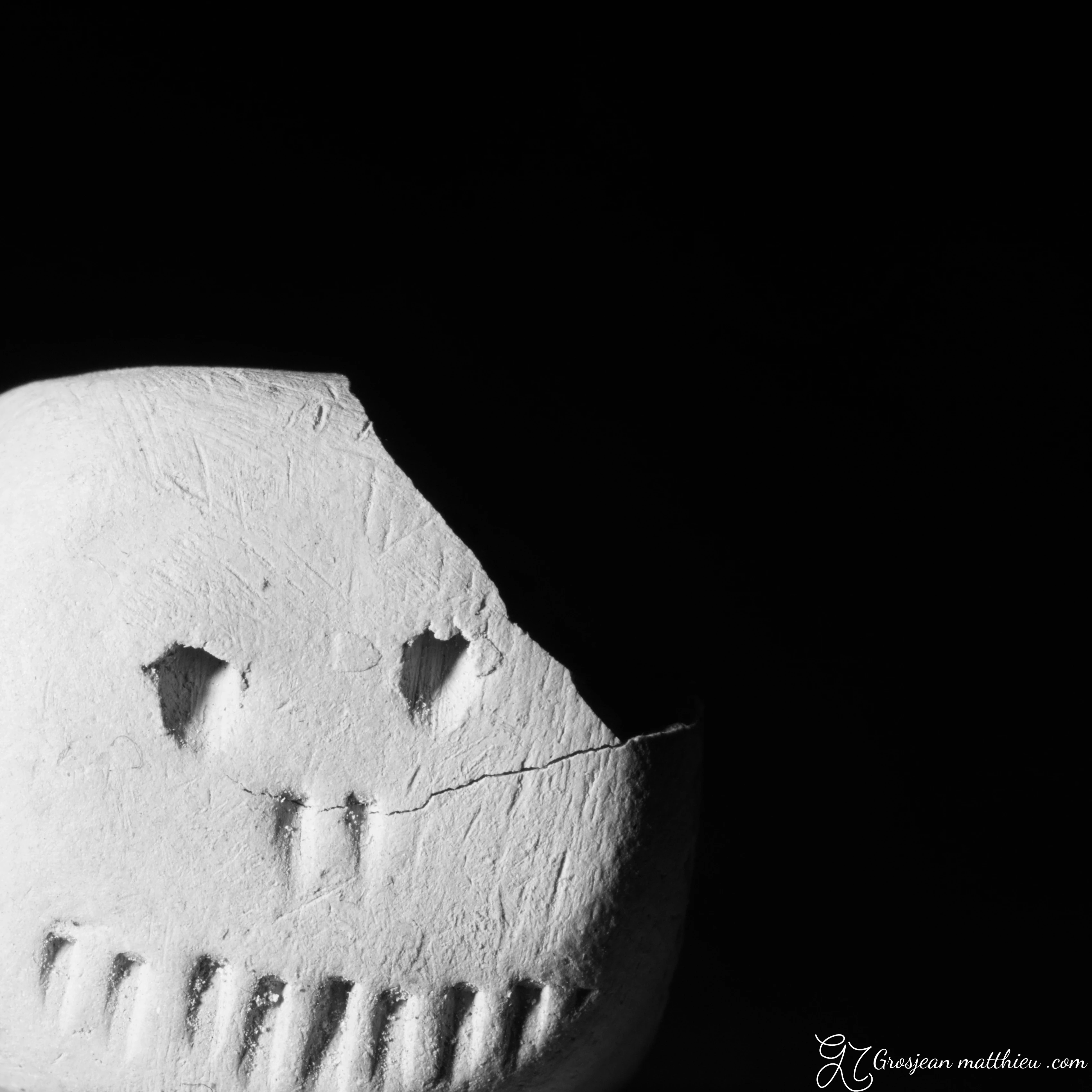 Tete-de-mort-fissuree-Cracked-Skull-01