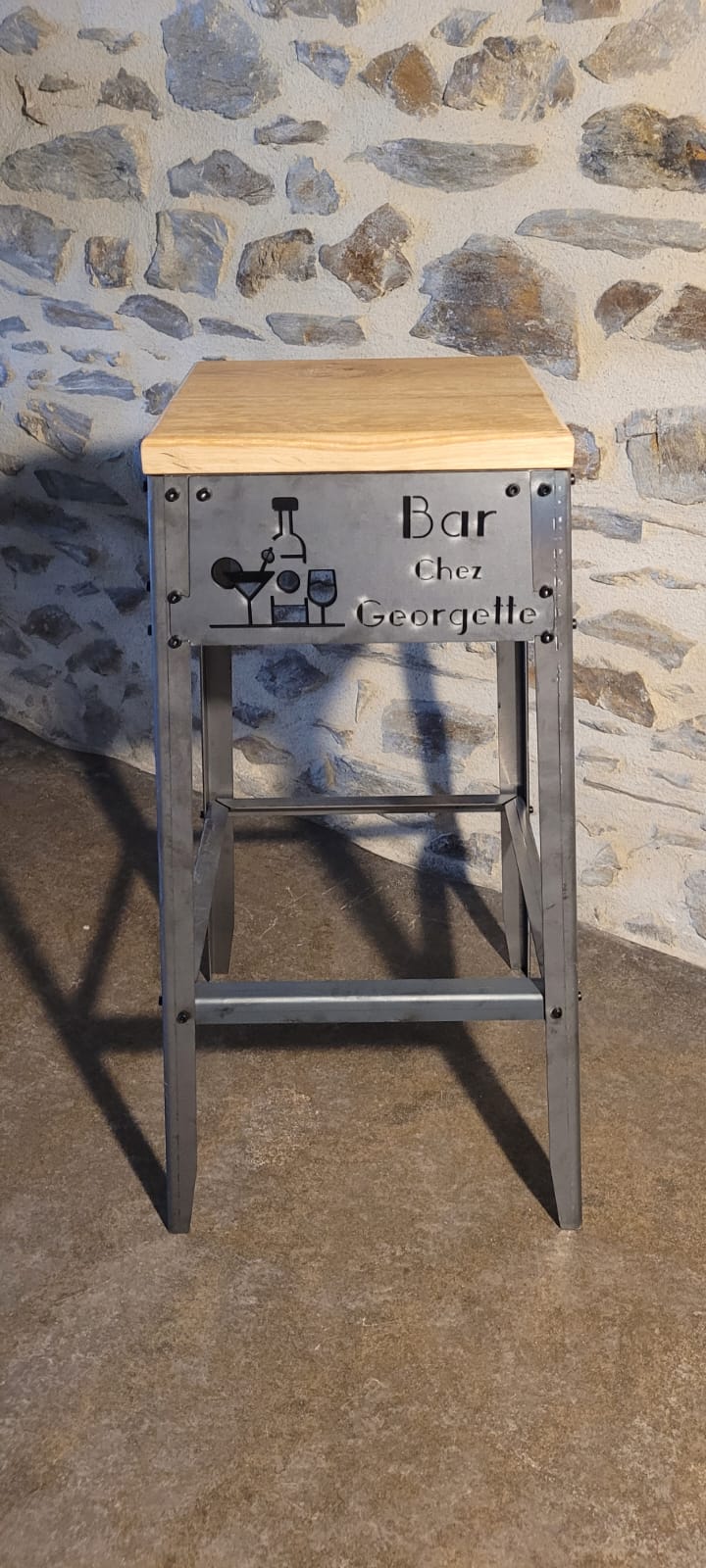 Tabouret de bar sur mesure pour le CHR, personnalisé par découpe laser avec le nom et le logo du 'Bar chez Georgette'