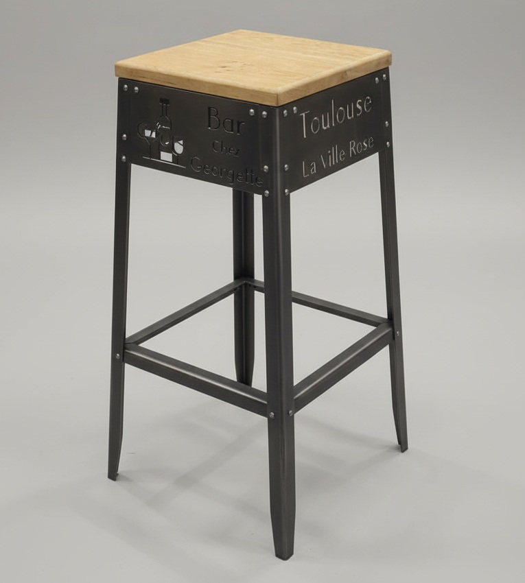 Tabouret de bar personnalisé pour un établissement CHR, avec le nom 'Bar chez Georgette' et la mention 'Toulouse La Ville Rose' gravés au laser.