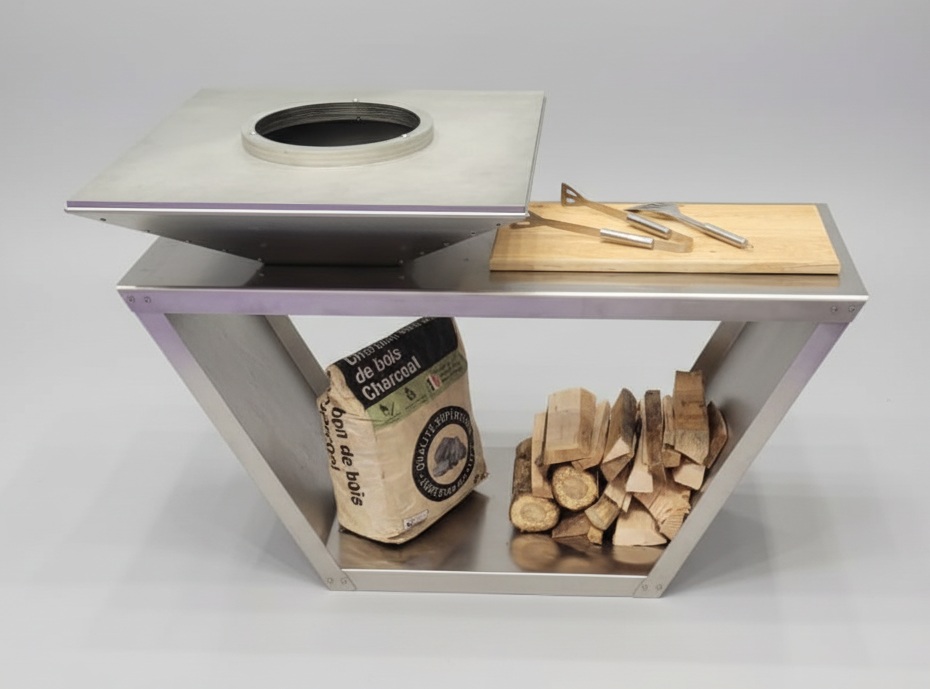 Brasero design en acier inoxydable (inox) avec structure géométrique et espace de rangement, conçu pour l'agencement de terrasses professionnelles ou résidentielles.