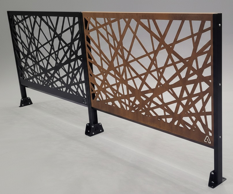 Panneaux décoratifs en métal pour clôture ou claustra intérieur ou extérieur, présentés en finition acier noir et acier Corten avec un motif abstrait découpé au laser.