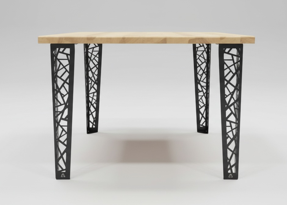 Table de salle à manger design avec plateau en bois massif et pieds en métal thermolaqué noir personnalisé par un motif géométrique complexe découpé au laser.
