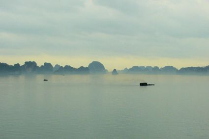 Dans les brumes de la baie d halong 2010