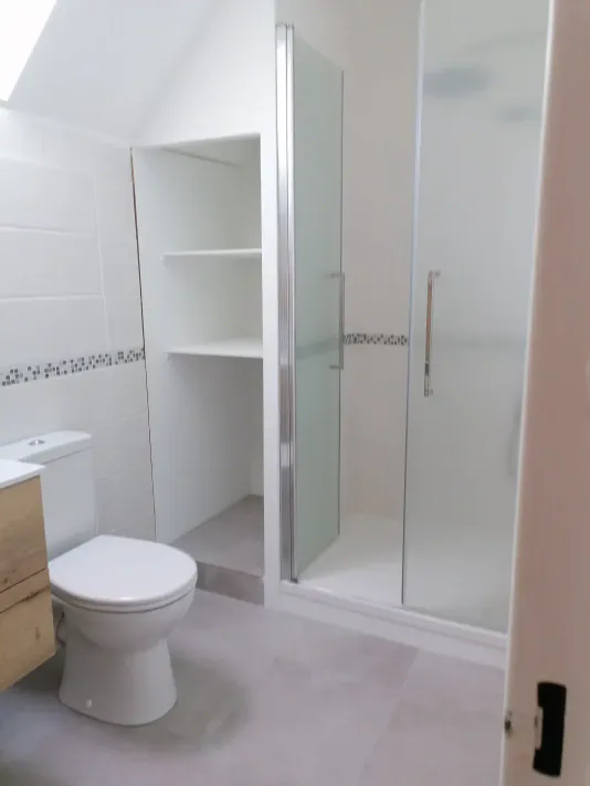 14 photo douche en alcove classique avec un placard sans porte aux sorinieres 44