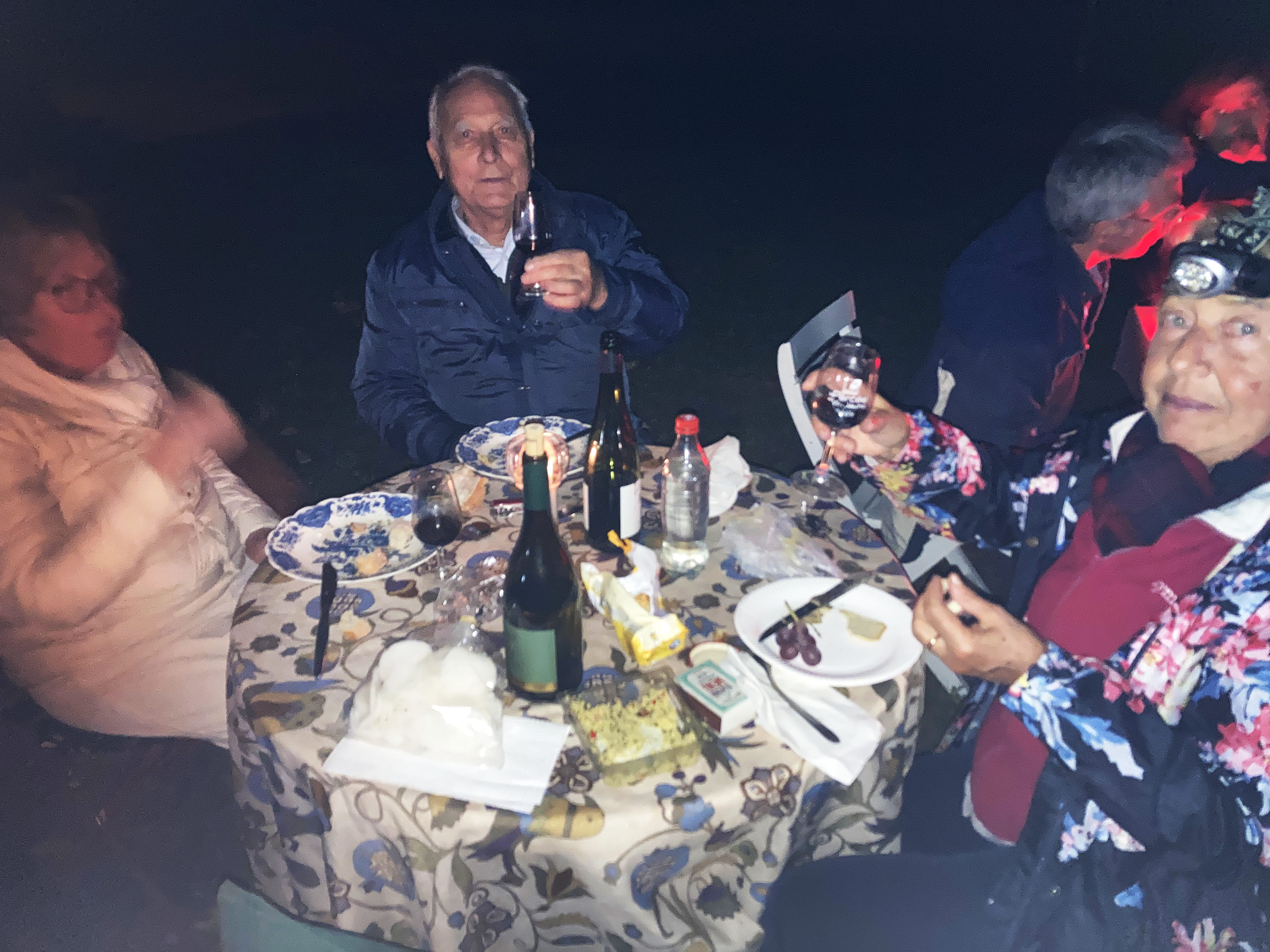 Le grand barbecue sur les bords de Seine. Moment de partage gastronomique.