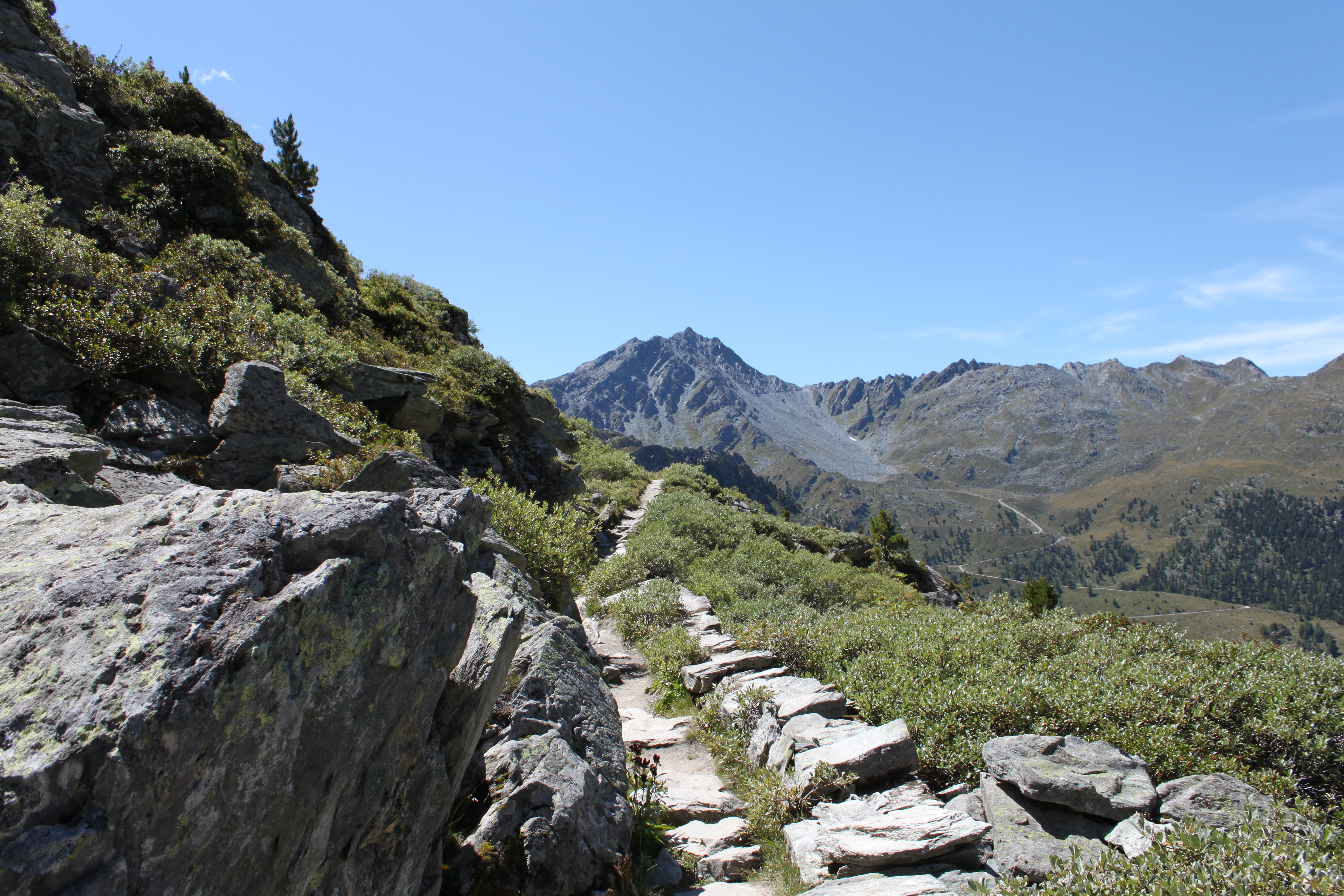 Bisse aérien de Chervé en direction du Lac du Grand Désert
