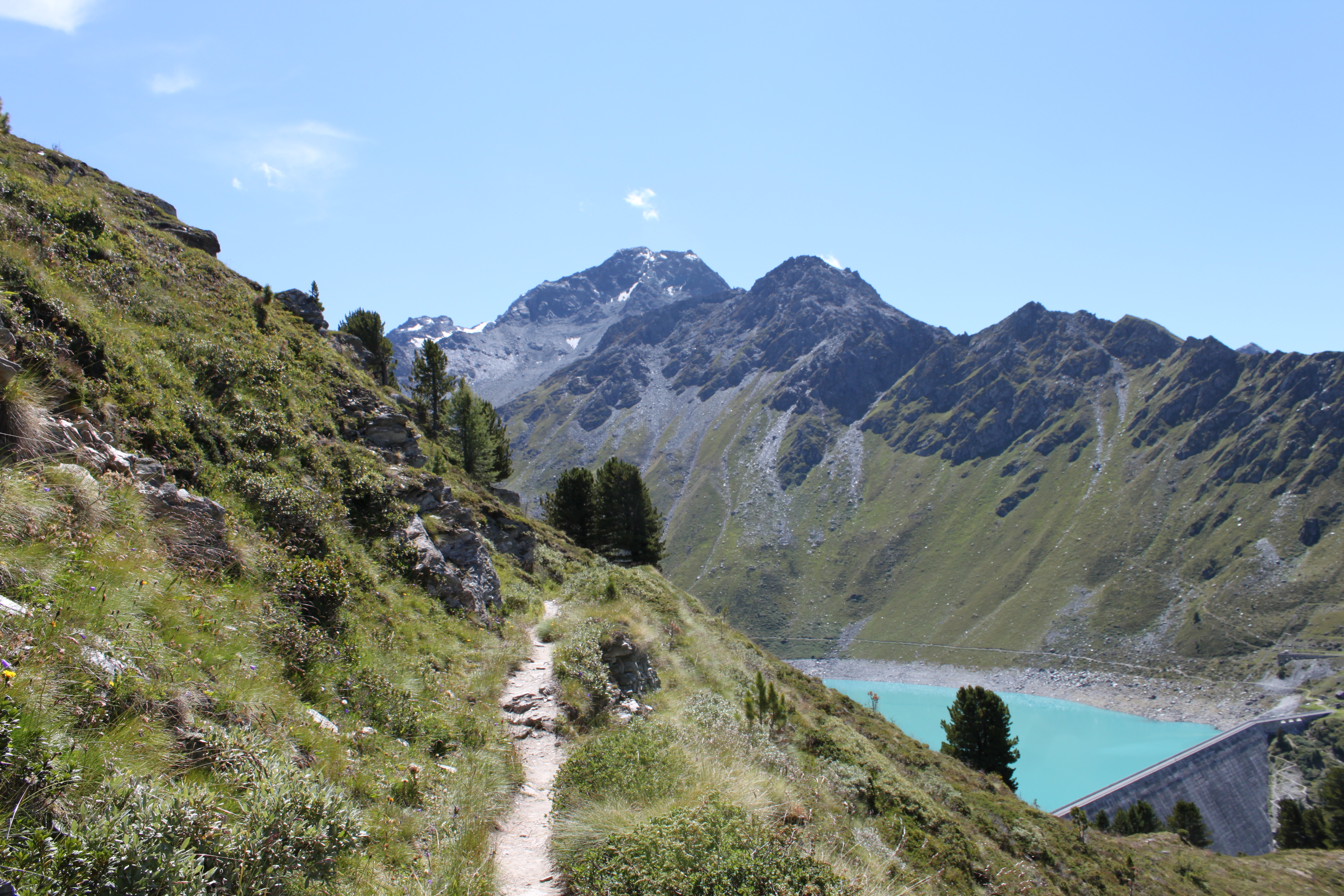 Bisse aérien de Chervé et barrage du Cleuson