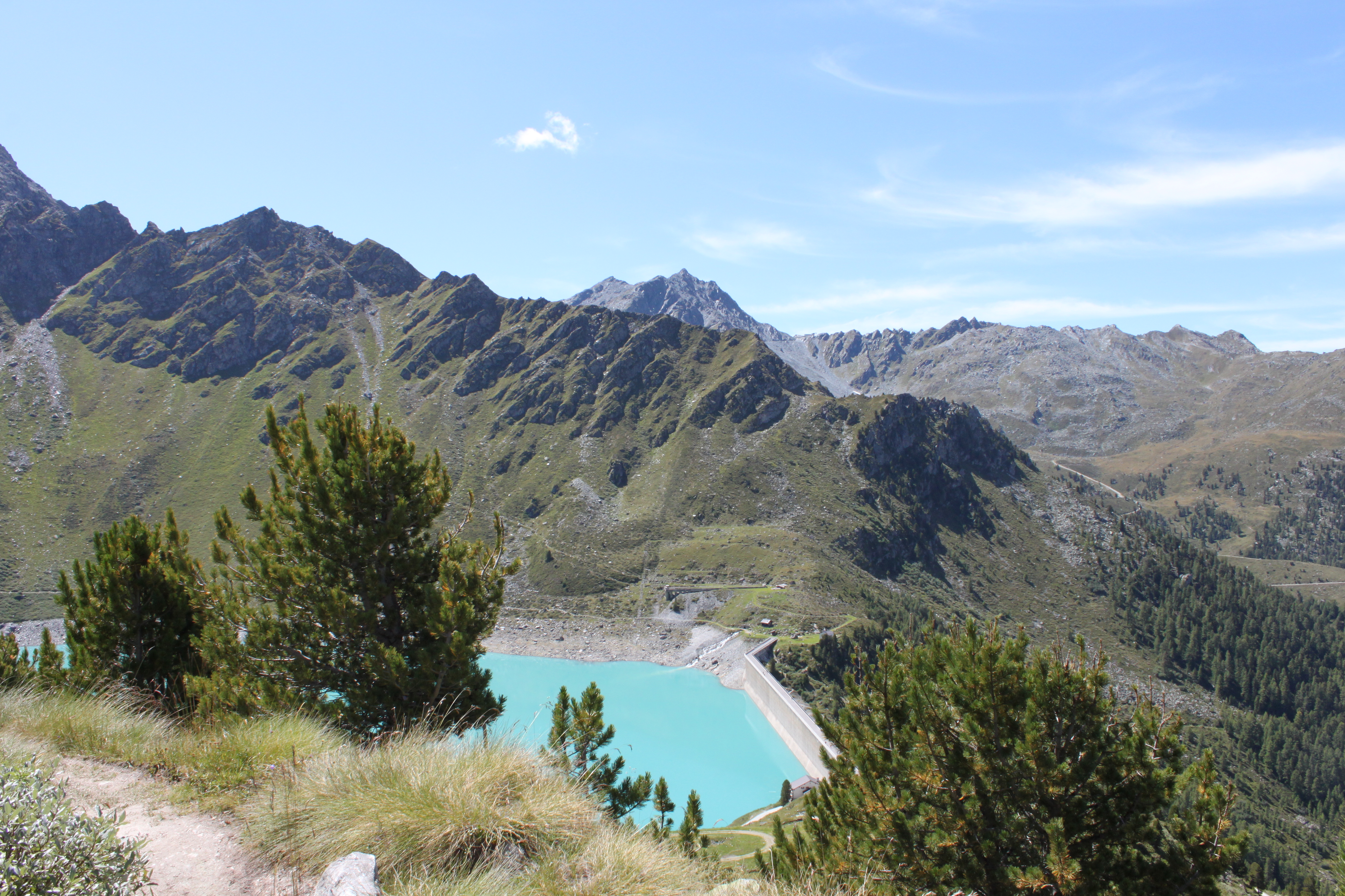 Bisse aérien de Chervé et barrage du Cleuson
