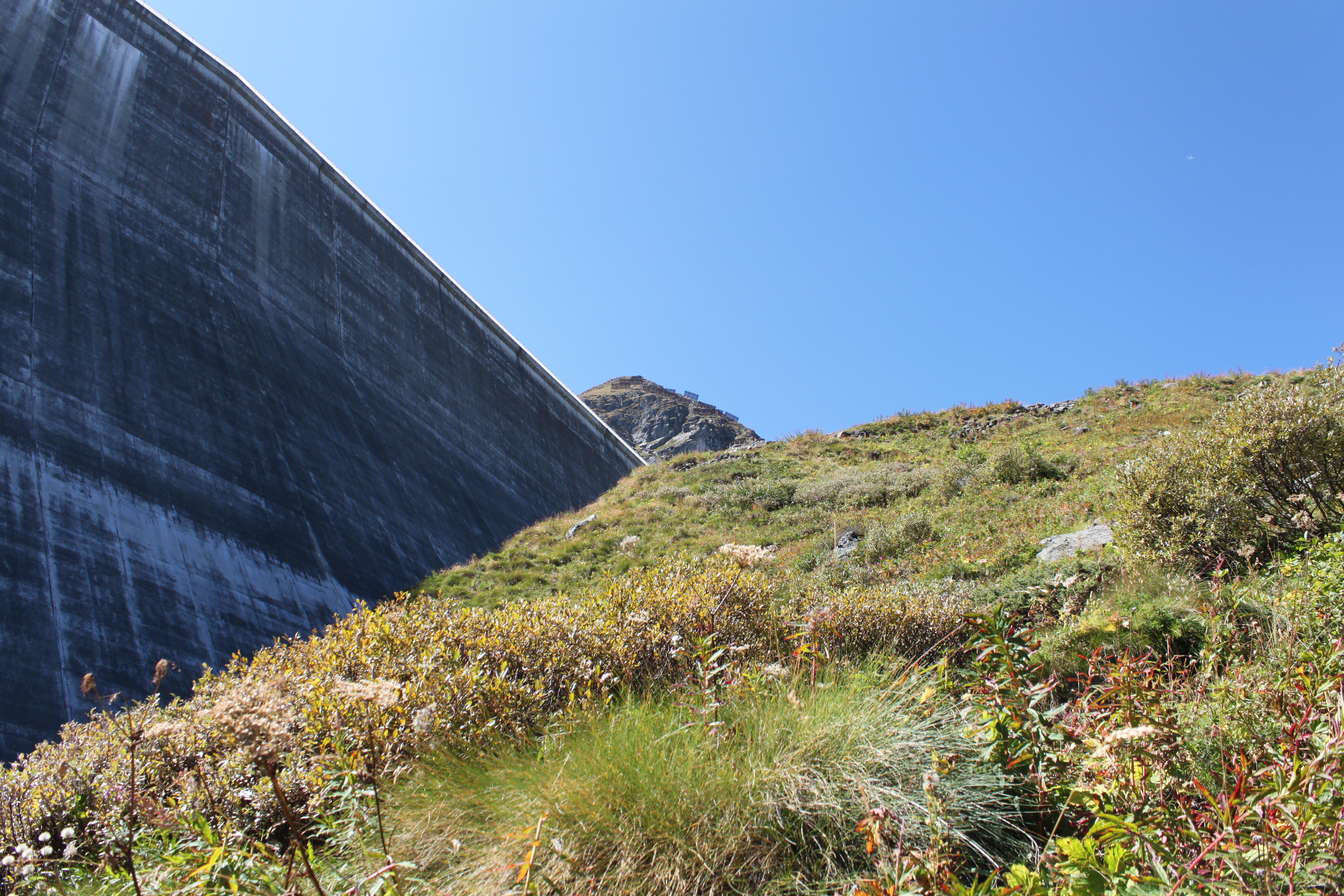 Montée sur le flanc droit du barrage de la Grande-Dixence