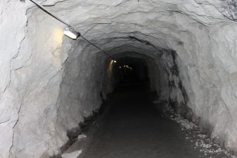 Tunnel creusé dans la roche au barrage de la Grande-Dixence