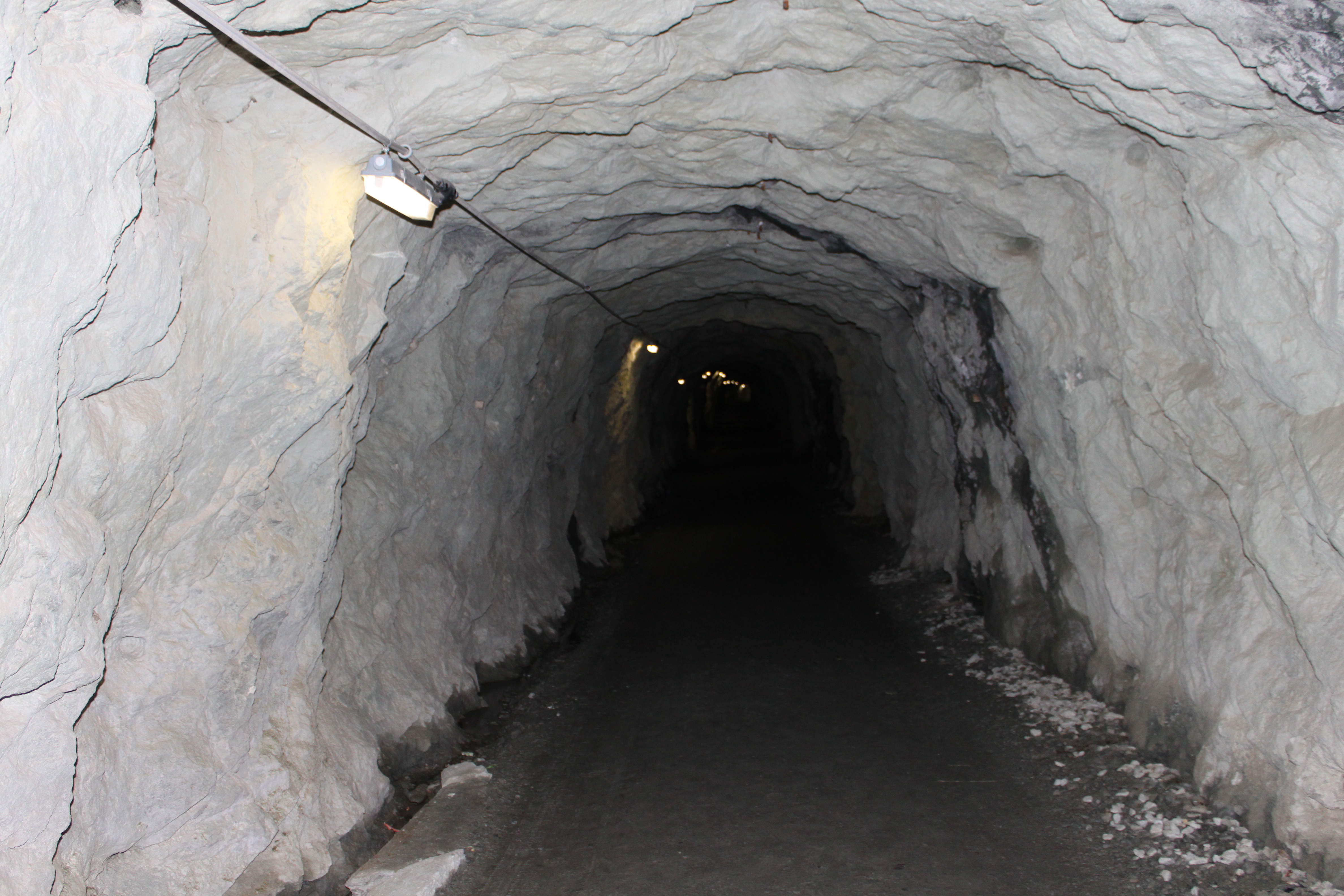 Tunnel creusé dans la roche au barrage de la Grande-Dixence