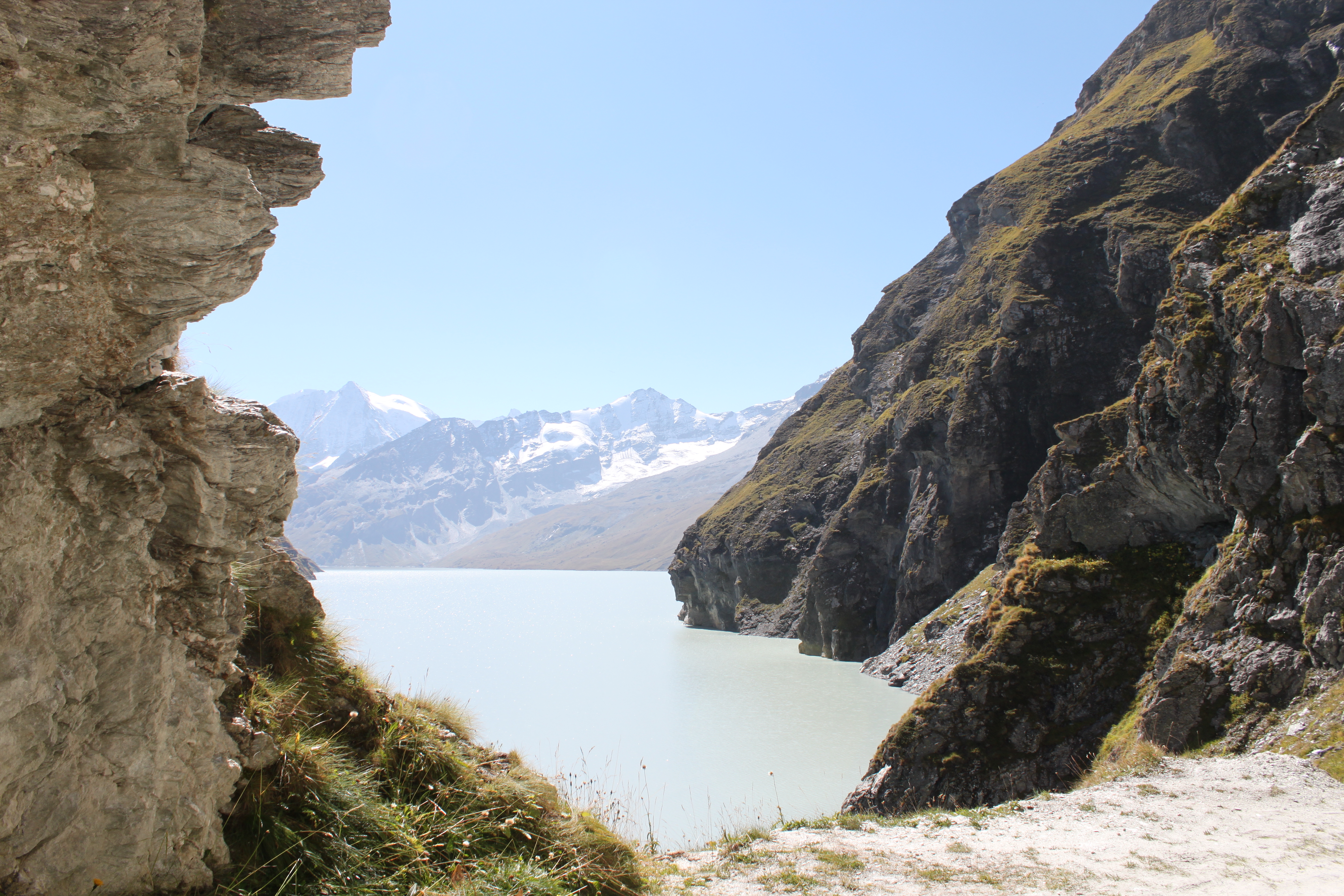 Vue du lac des Dix entre deux tunnels