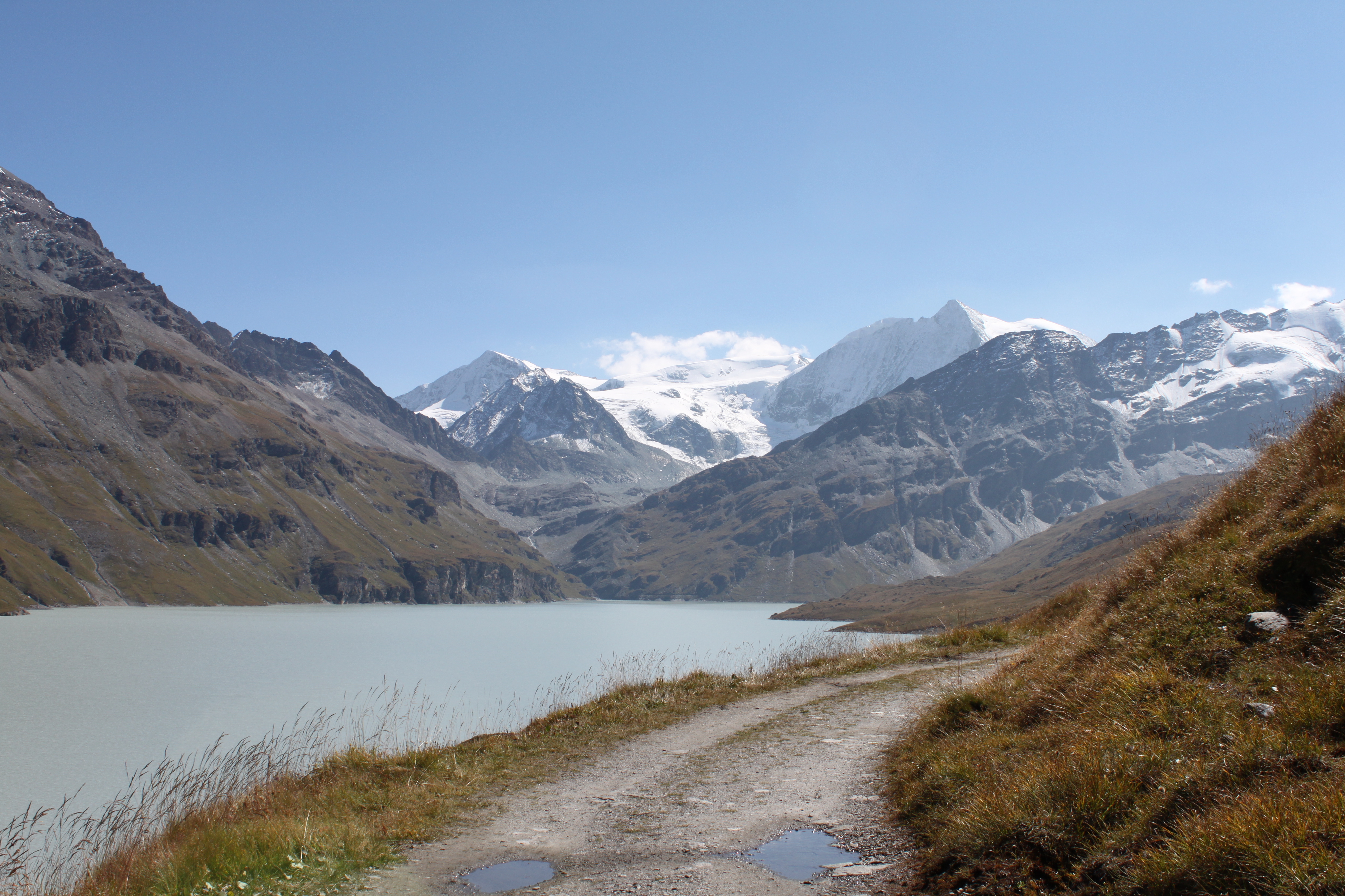 Chemin surplombant le lac des Dix