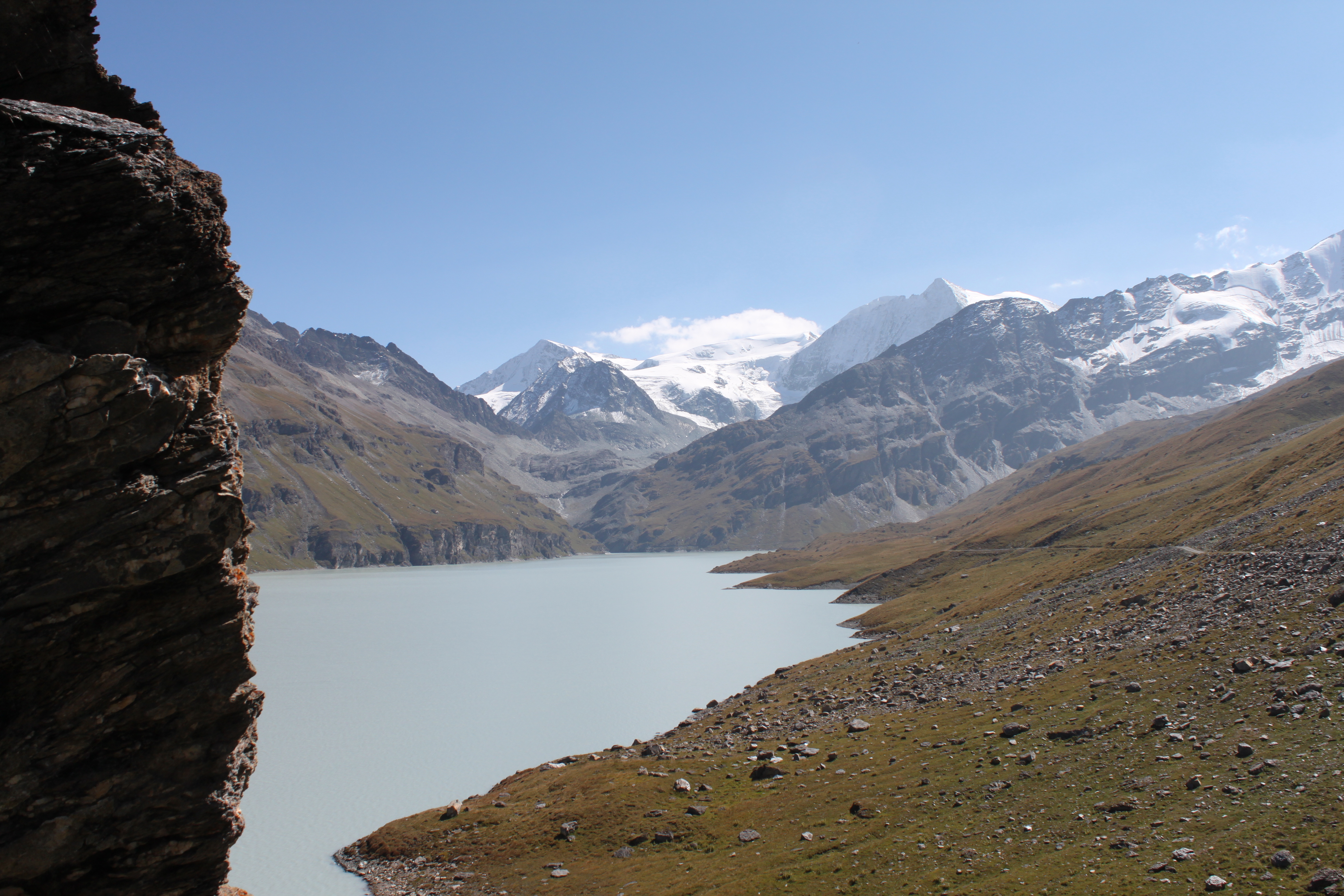 Vue sur le lac des Dix et le Pigne d'Arolla en arrière-plan